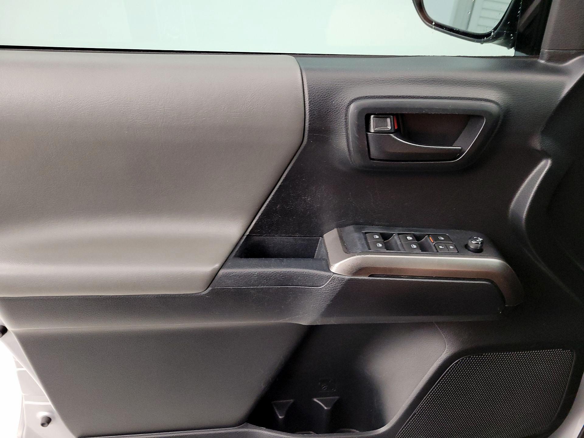 Thumbnail: 2019 Toyota Tacoma - 12