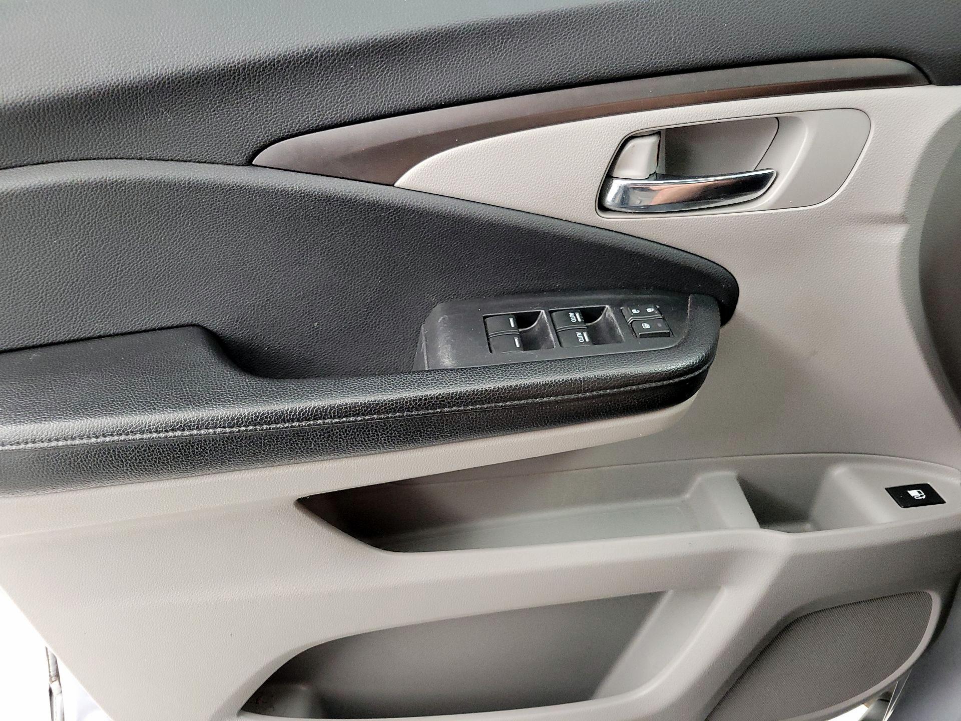 Thumbnail: 2018 Honda Pilot - 12