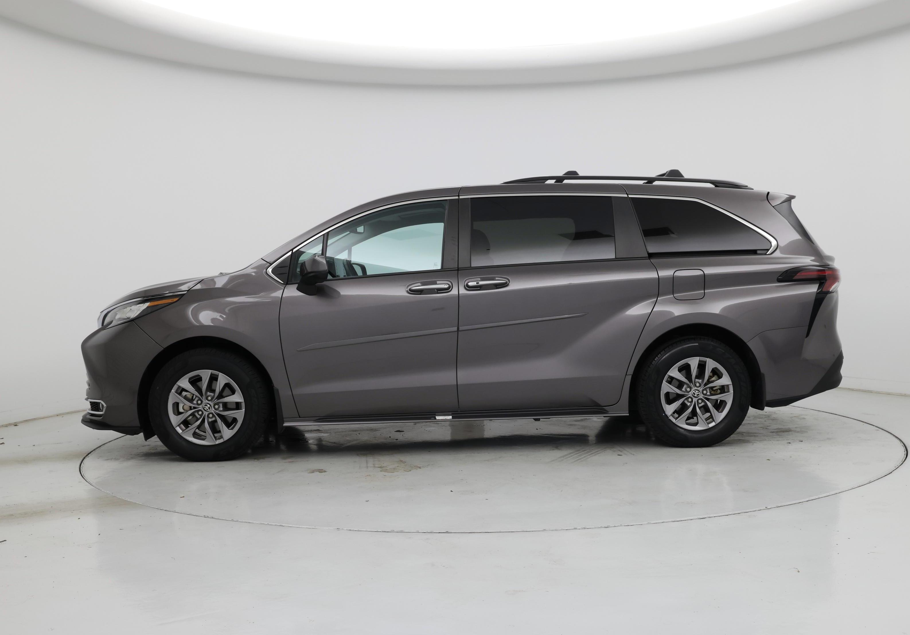 Thumbnail: 2023 Toyota Sienna - 3