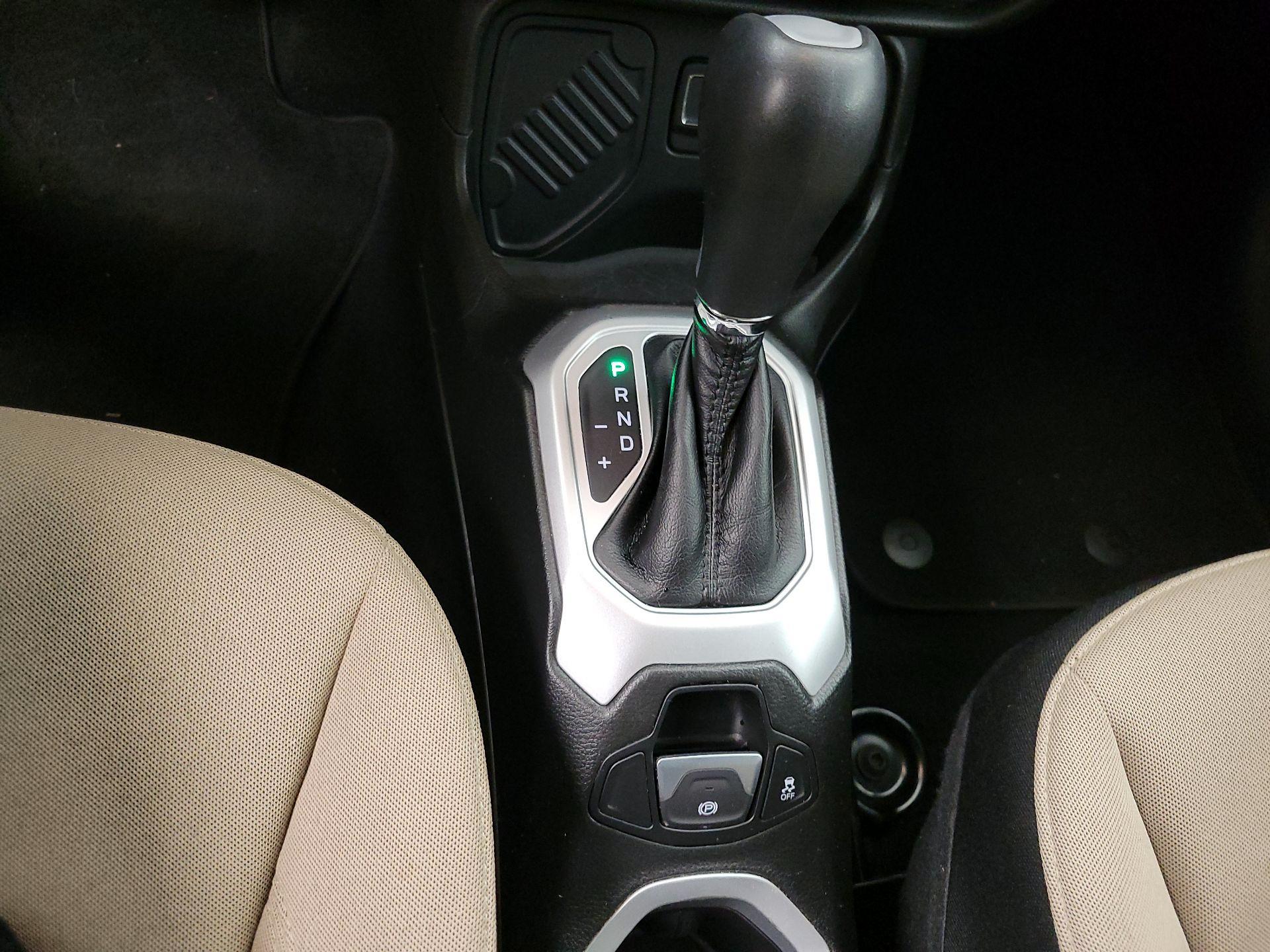 Thumbnail: 2016 Jeep Renegade - 17