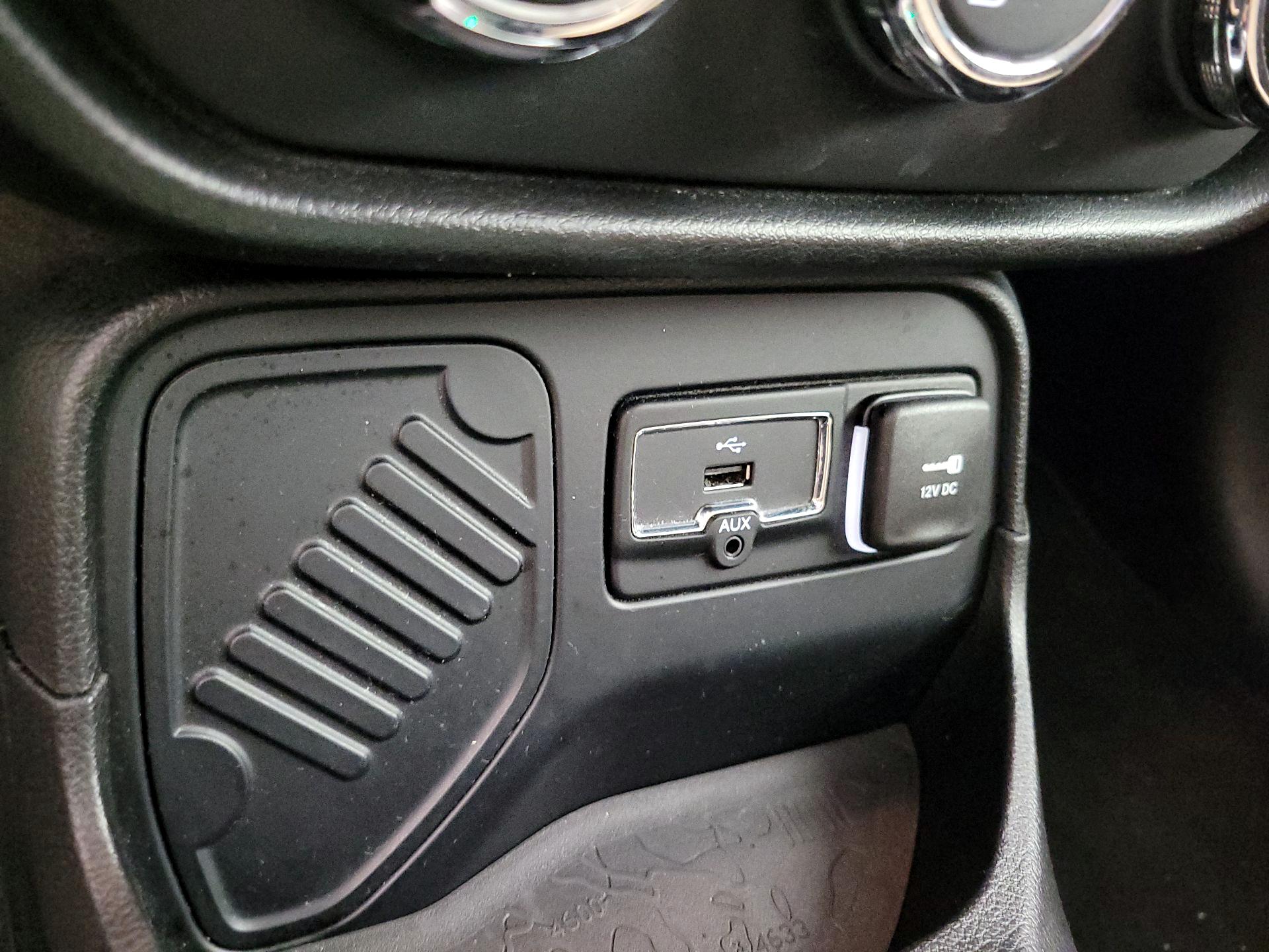 Thumbnail: 2016 Jeep Renegade - 18