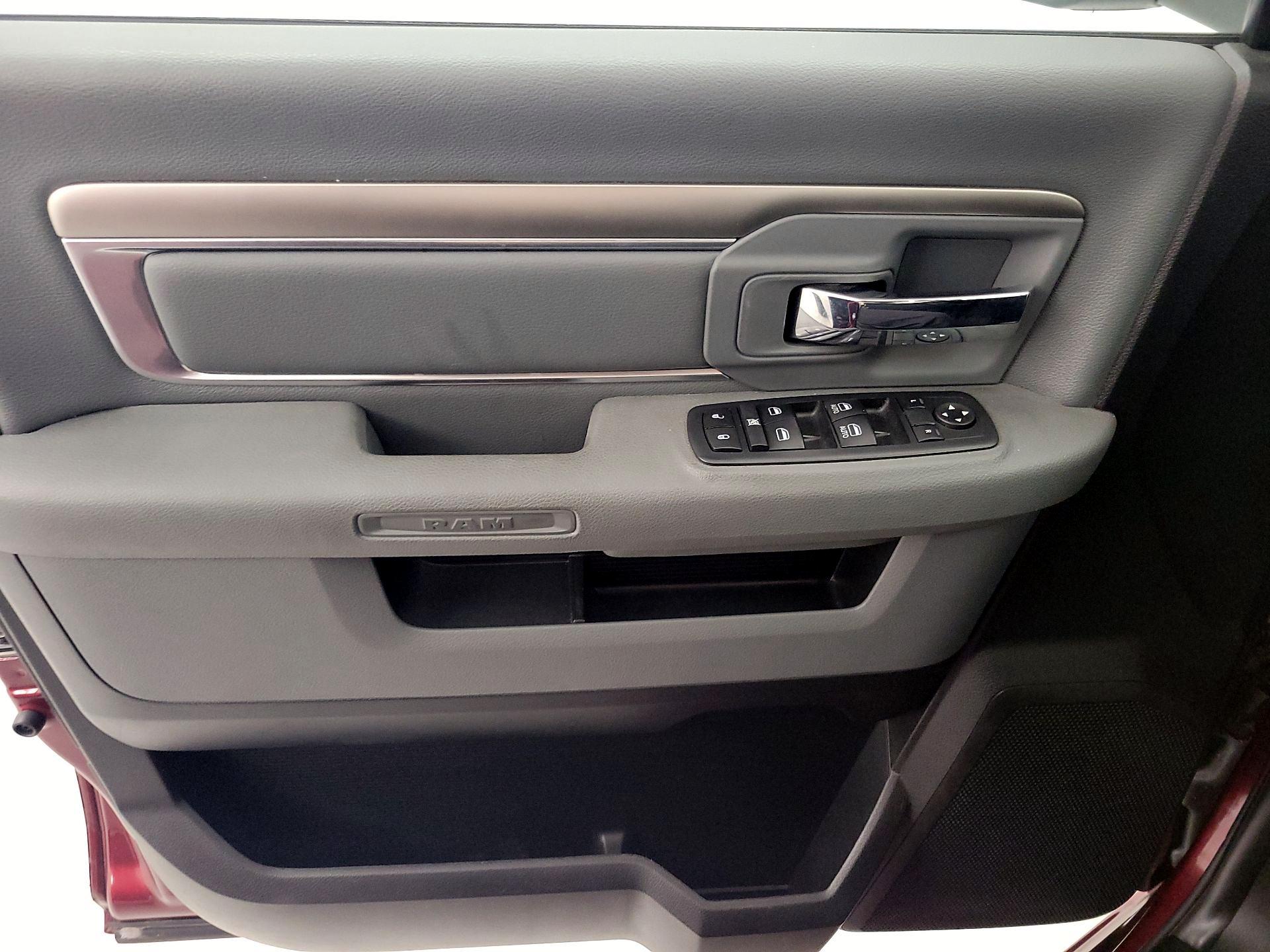 Thumbnail: 2019 RAM 1500 Classic - 12