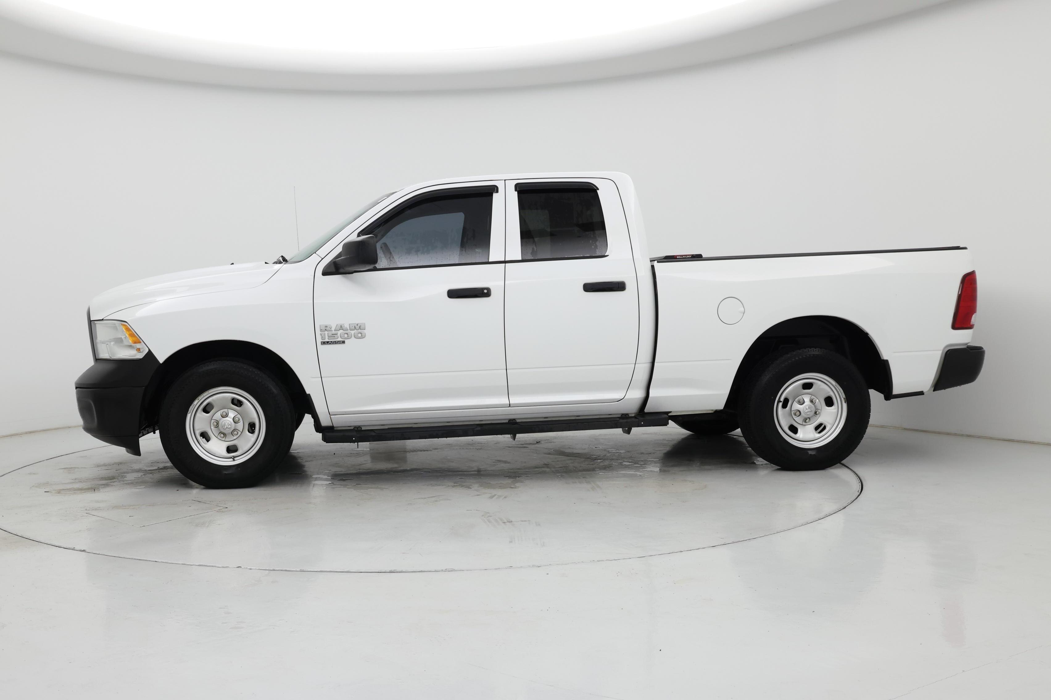 Thumbnail: 2019 RAM 1500 Classic - 3
