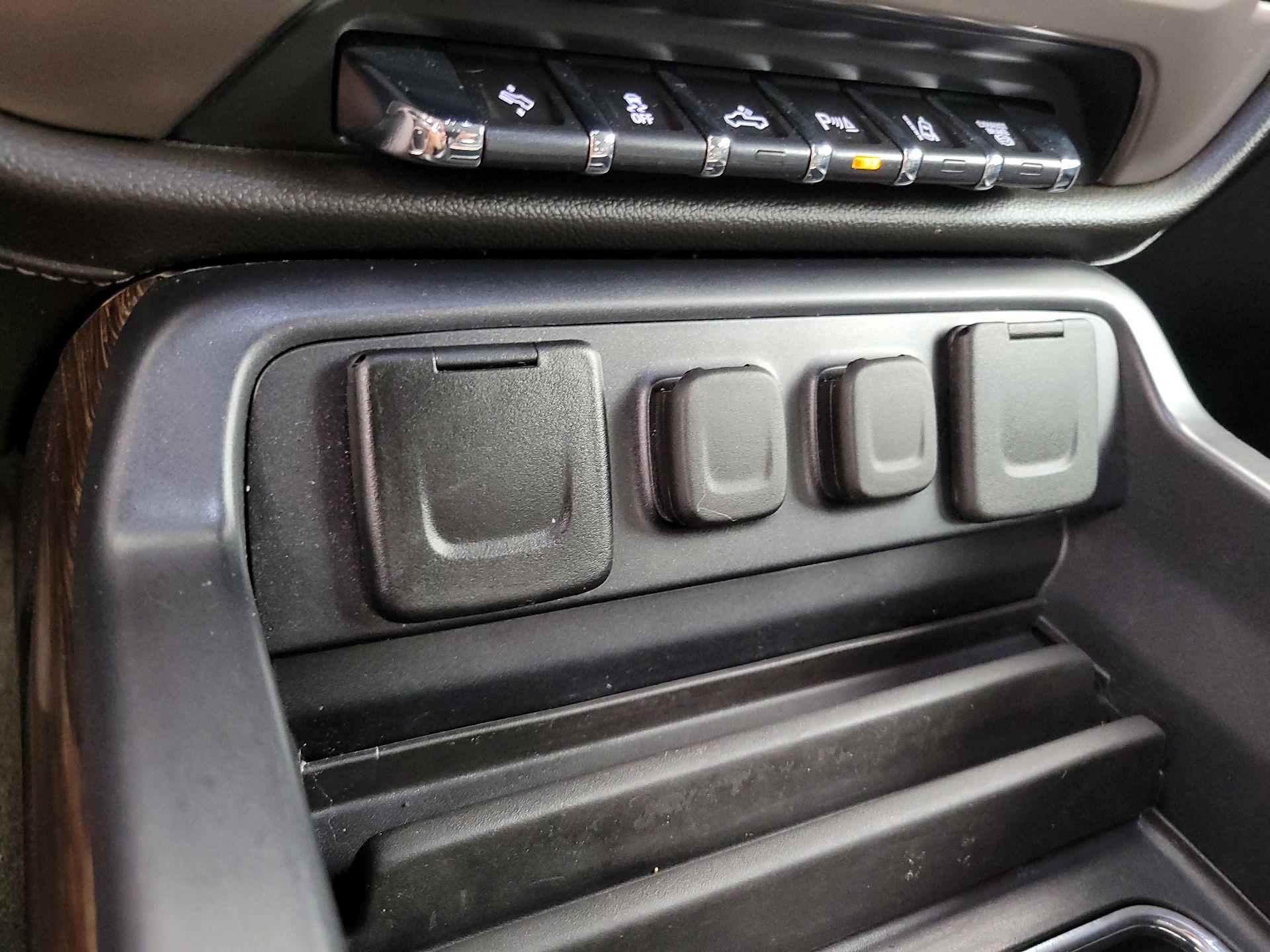 Thumbnail: 2018 GMC Sierra 3500 - 19