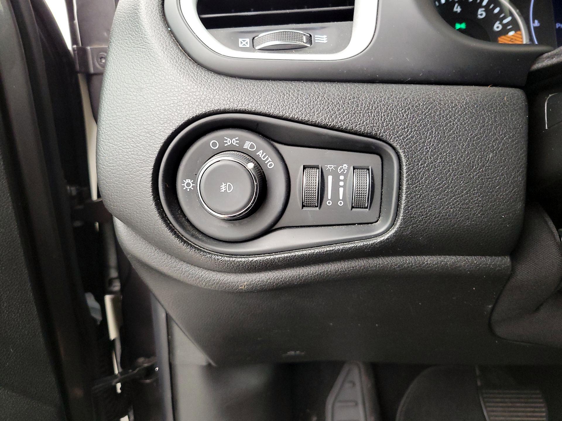 Thumbnail: 2019 Jeep Renegade - 13