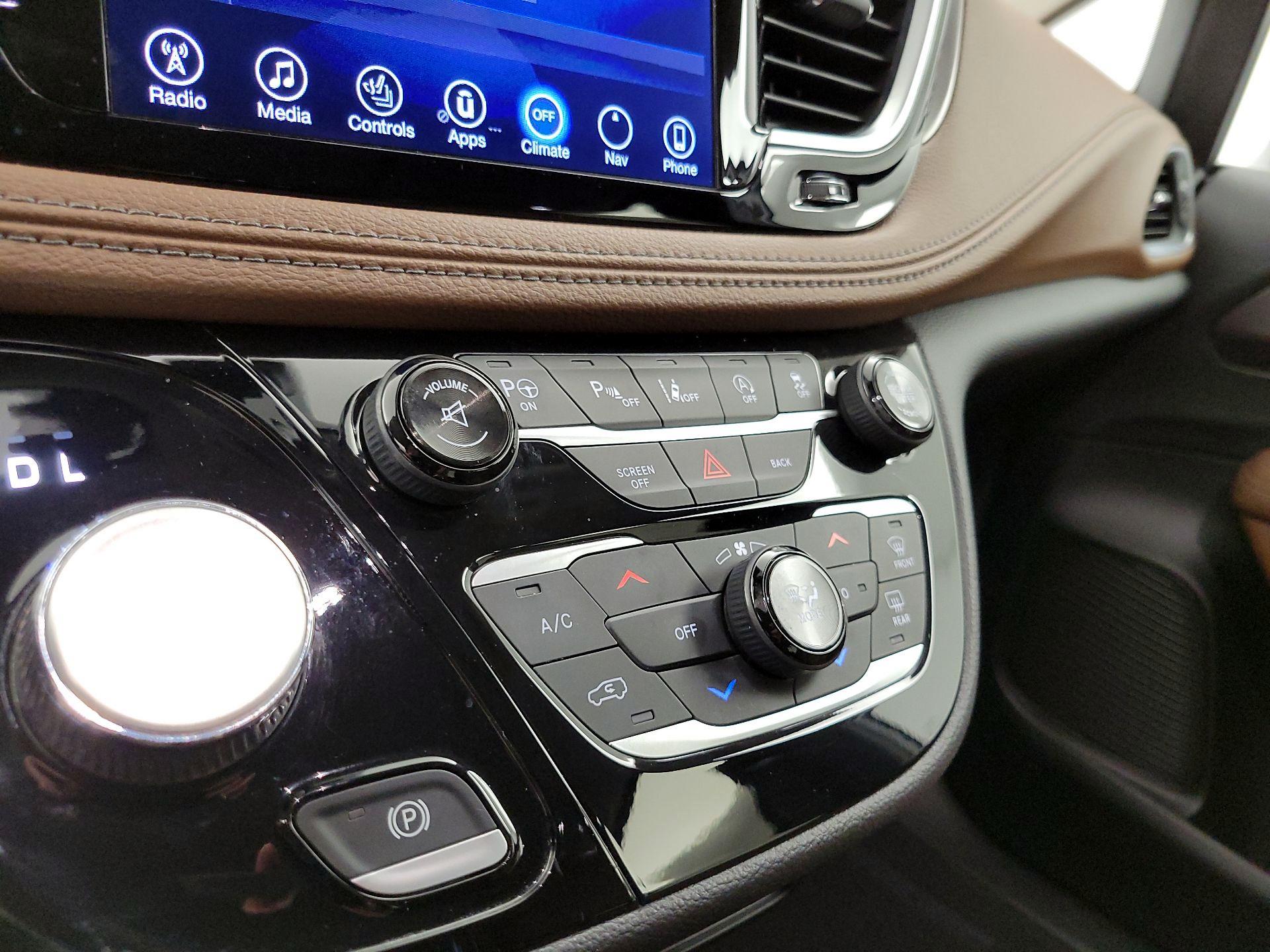 Thumbnail: 2017 Chrysler Pacifica - 17