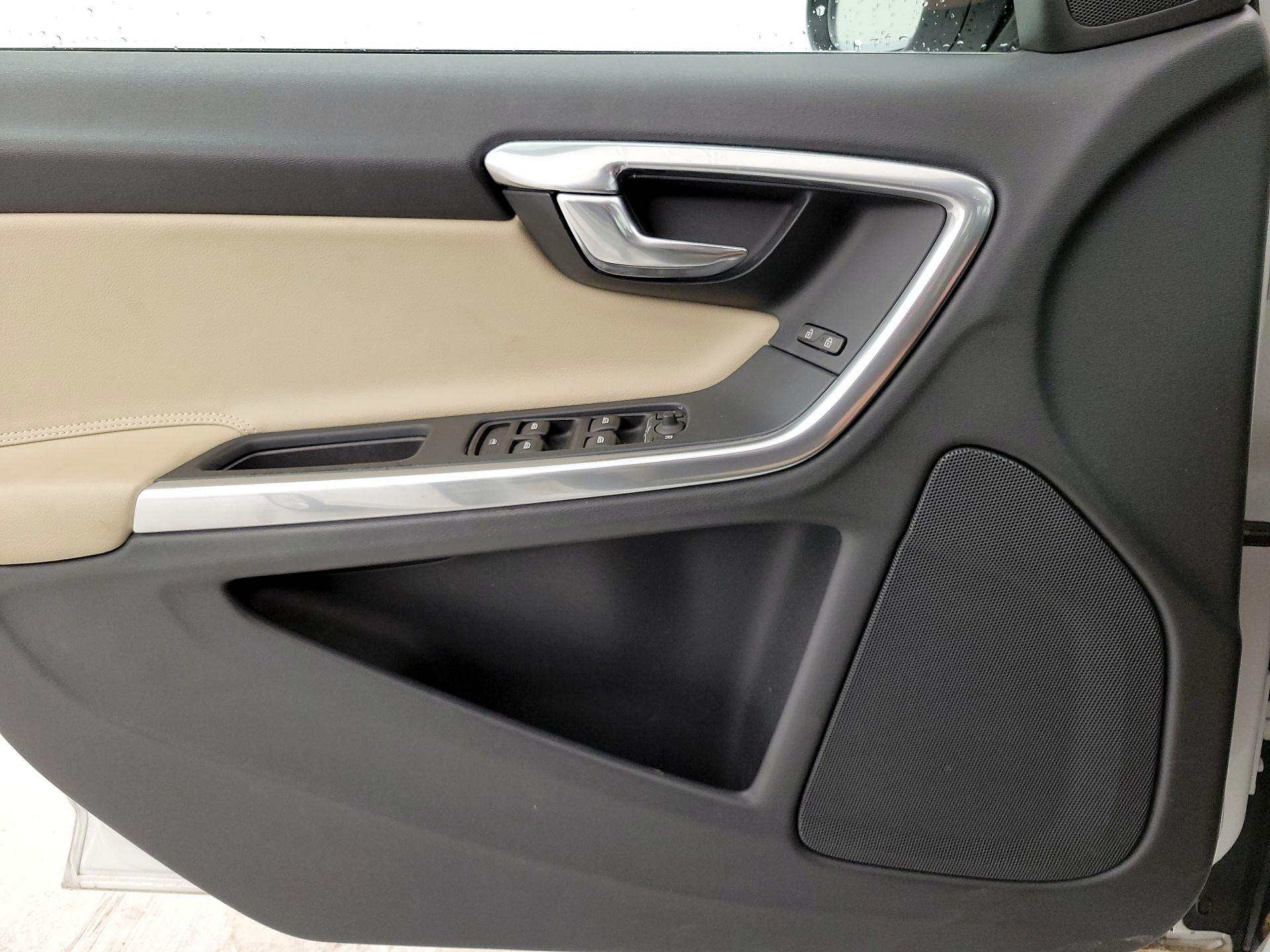 Thumbnail: 2016 Volvo V60 - 12