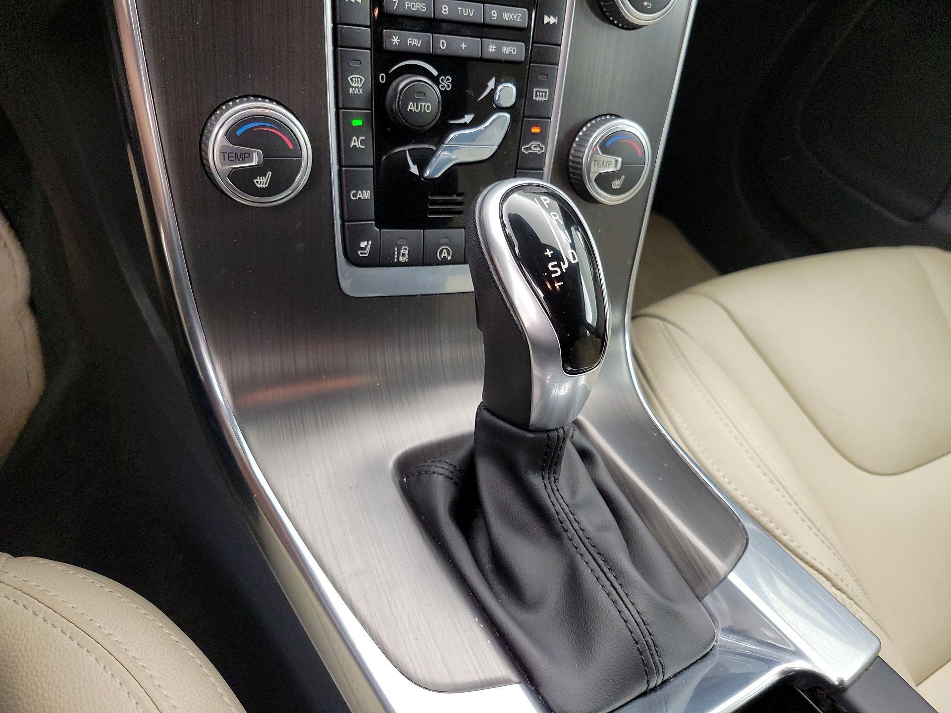Thumbnail: 2016 Volvo V60 - 17