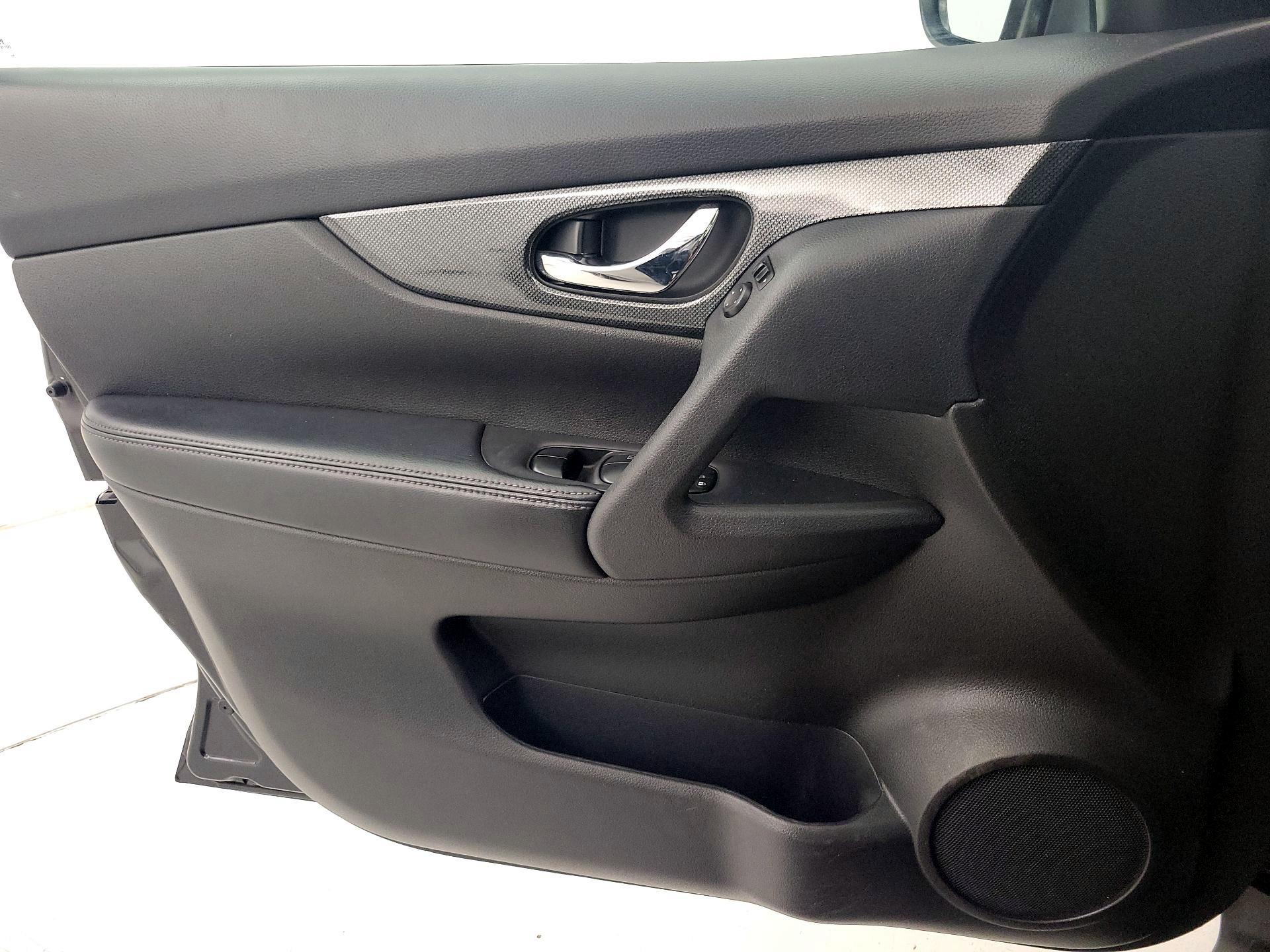 Thumbnail: 2015 Nissan Rogue - 12