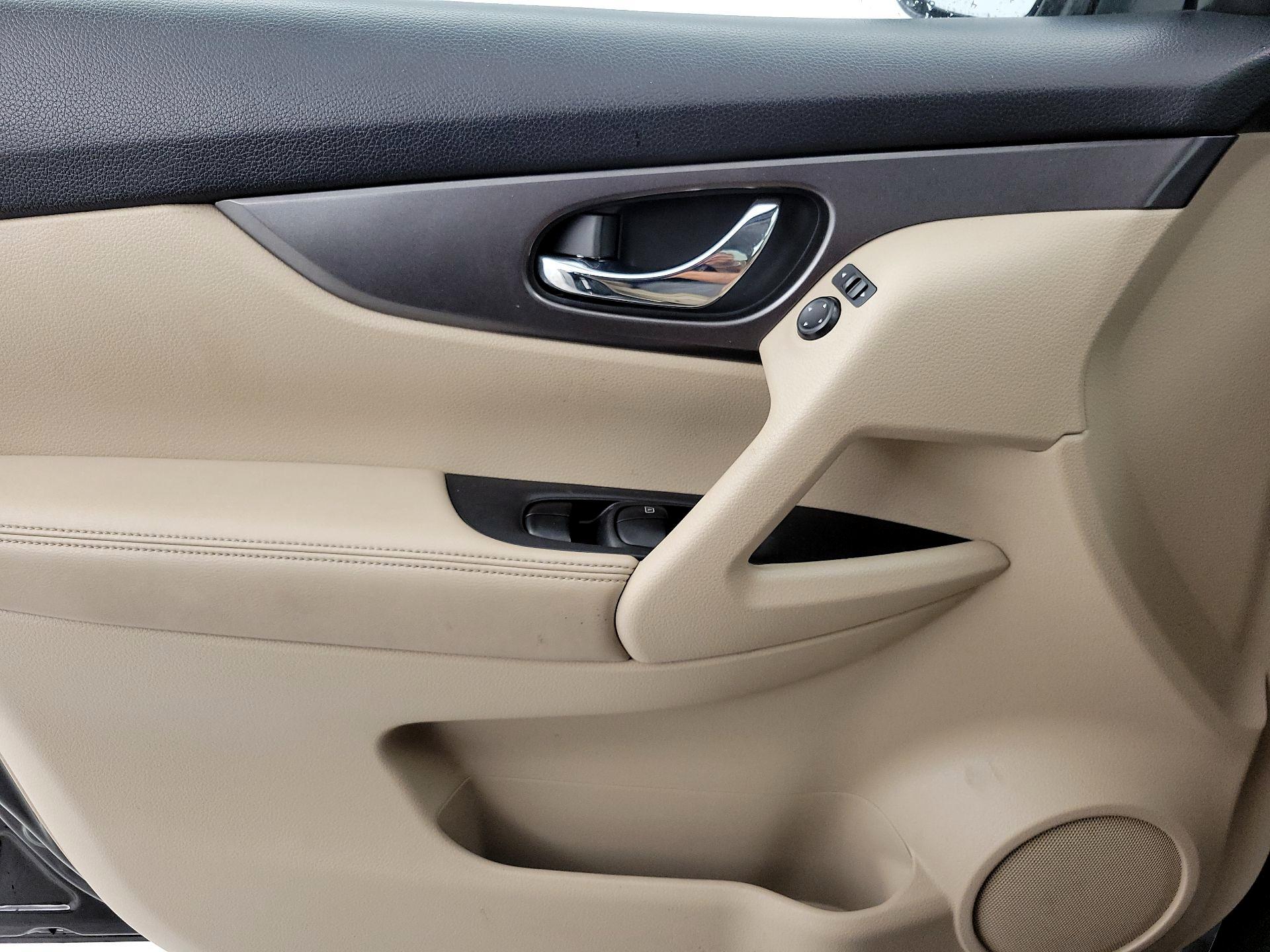Thumbnail: 2016 Nissan Rogue - 12