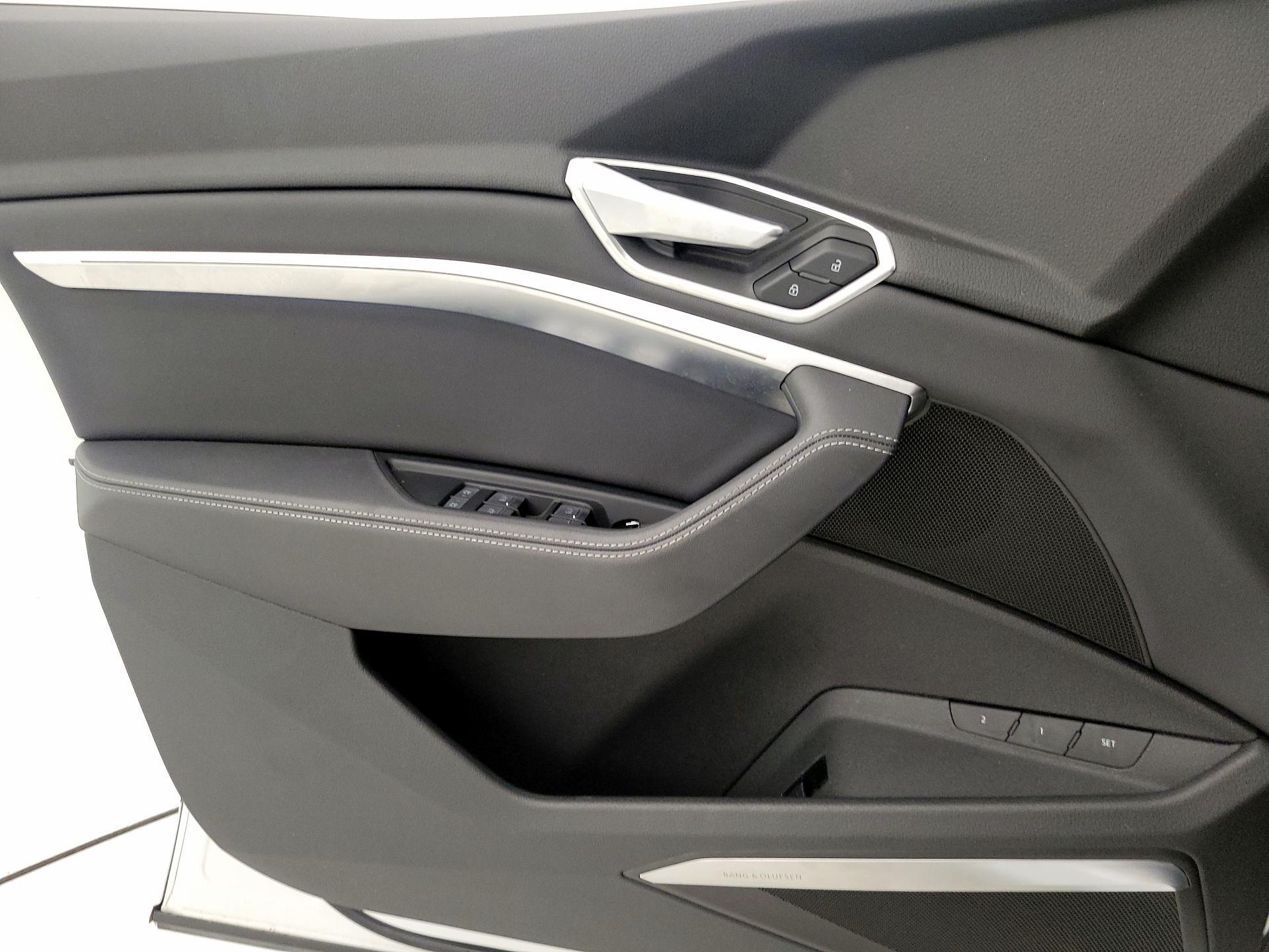 Thumbnail: 2020 Audi e-tron S - 12