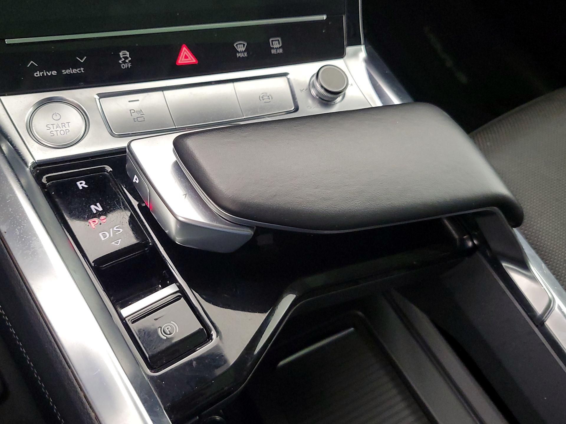 Thumbnail: 2020 Audi e-tron S - 18