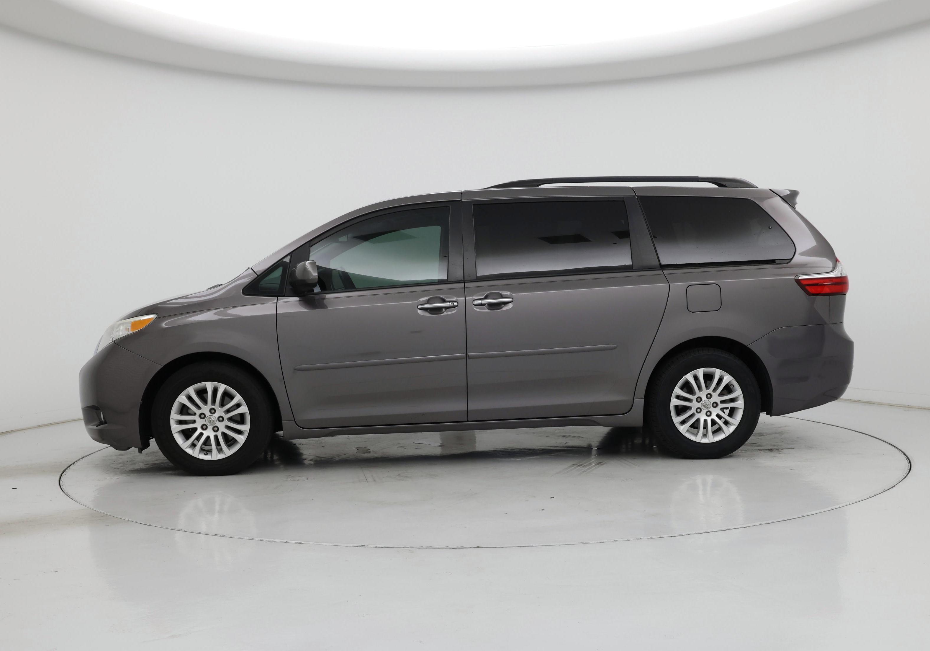 Thumbnail: 2016 Toyota Sienna - 3