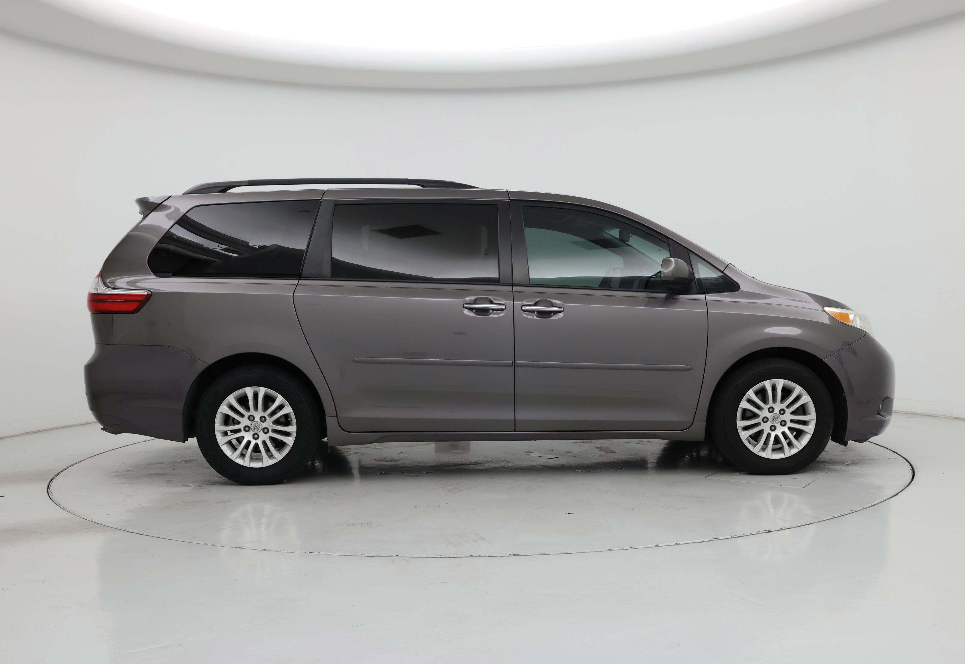 Thumbnail: 2016 Toyota Sienna - 7