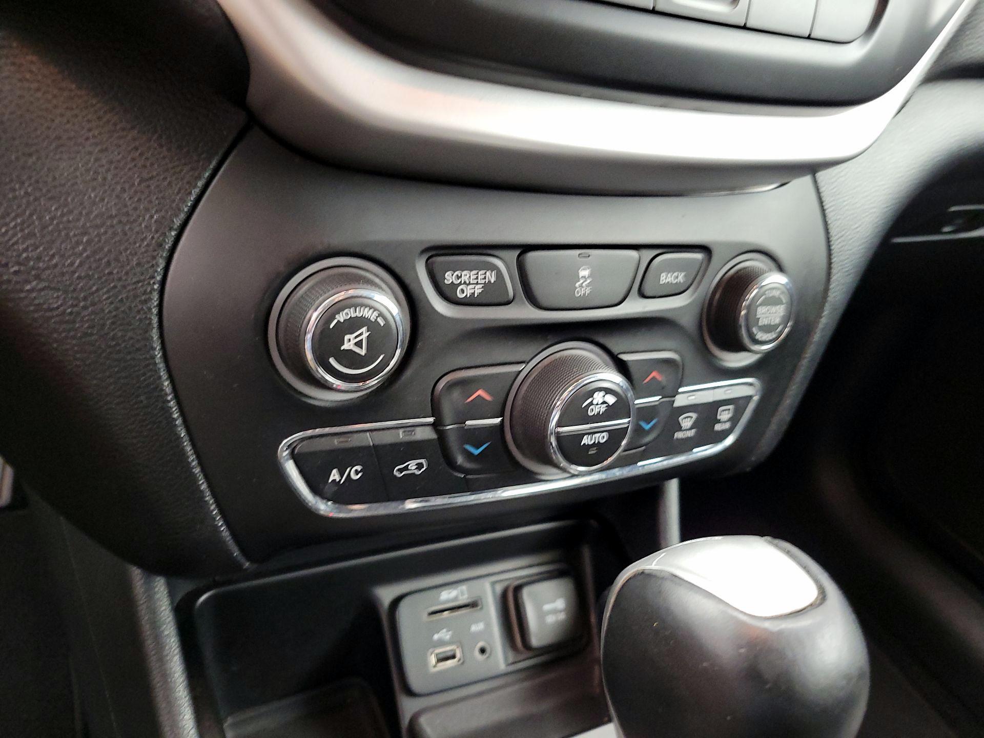 Thumbnail: 2014 Jeep Cherokee - 17