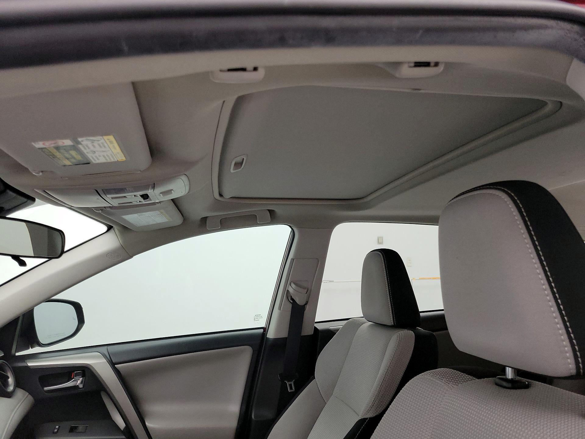 Thumbnail: 2018 Toyota RAV4 - 20