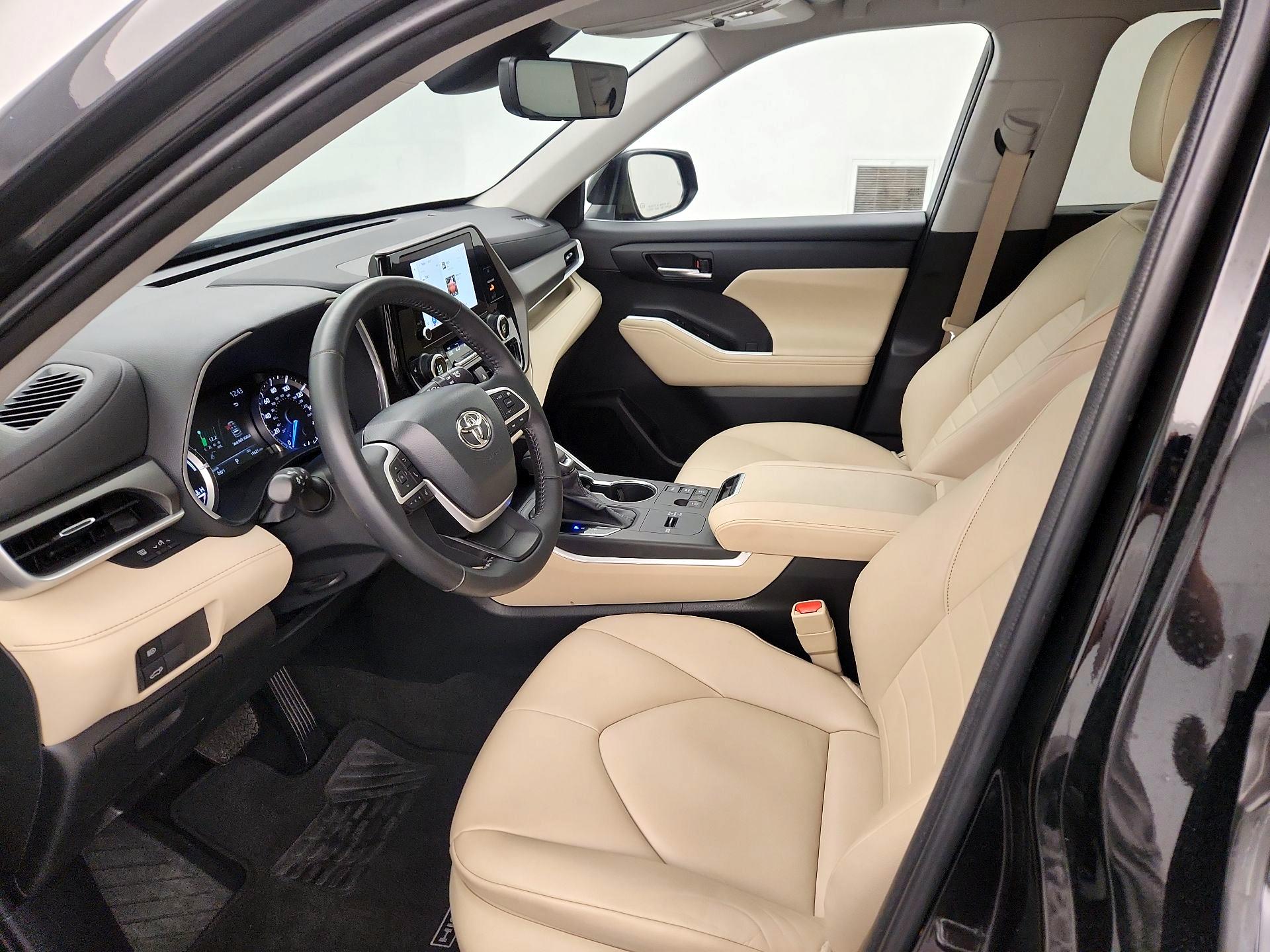 Thumbnail: 2023 Toyota Highlander - 11