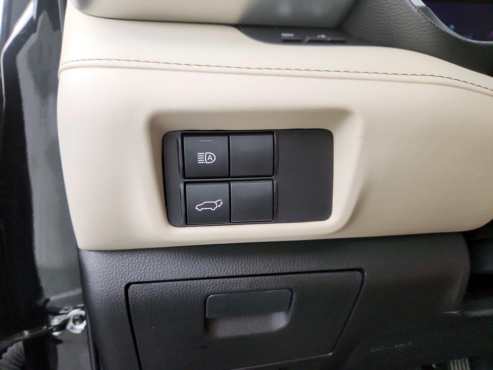 Thumbnail: 2023 Toyota Highlander - 13