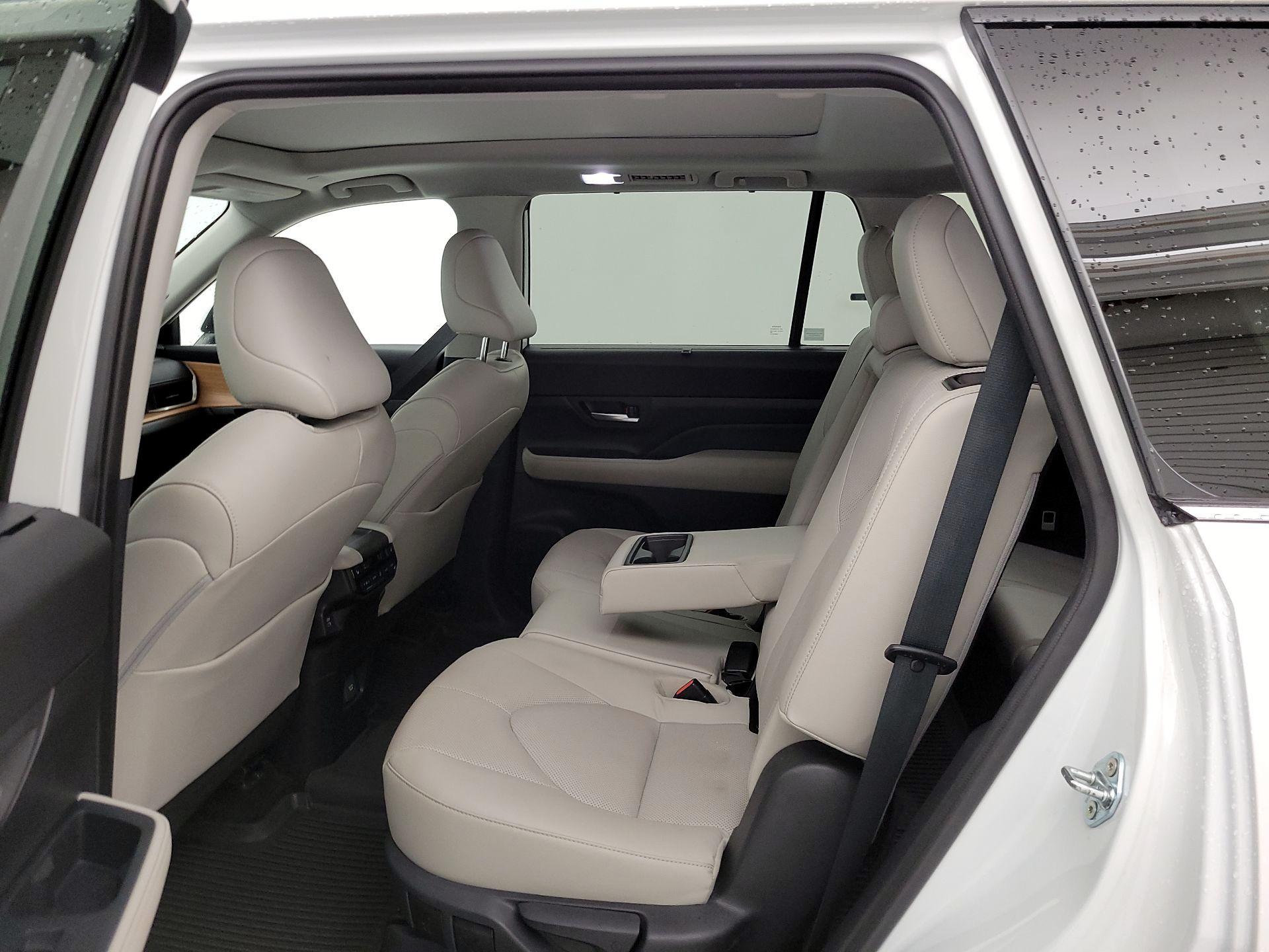 Thumbnail: 2025 Toyota Highlander - 20