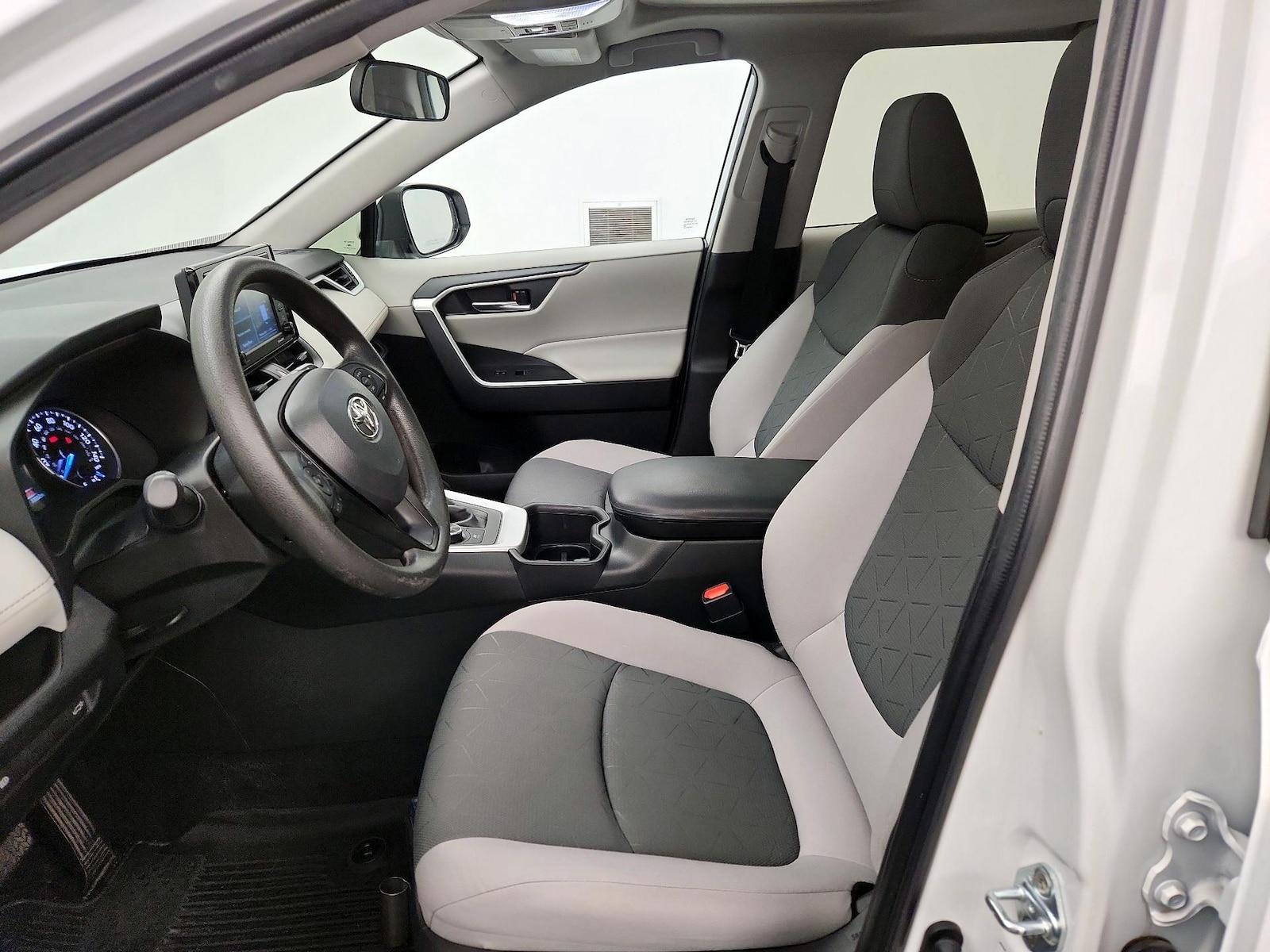 2022 Toyota RAV4 XLE - Photo 12
