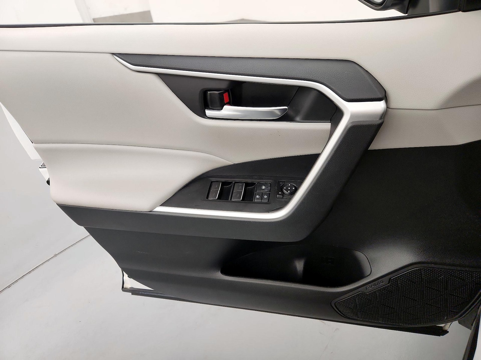 2022 Toyota RAV4 XLE - Photo 13