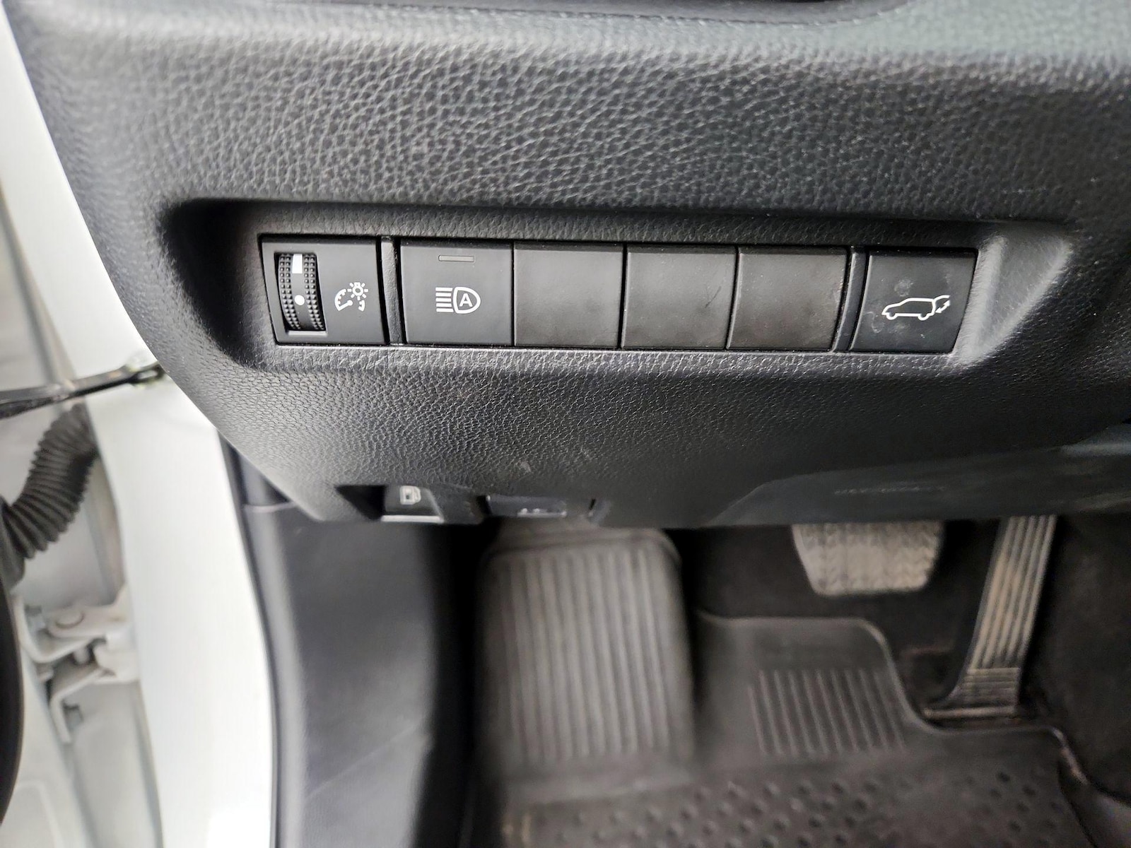 2022 Toyota RAV4 XLE - Photo 14