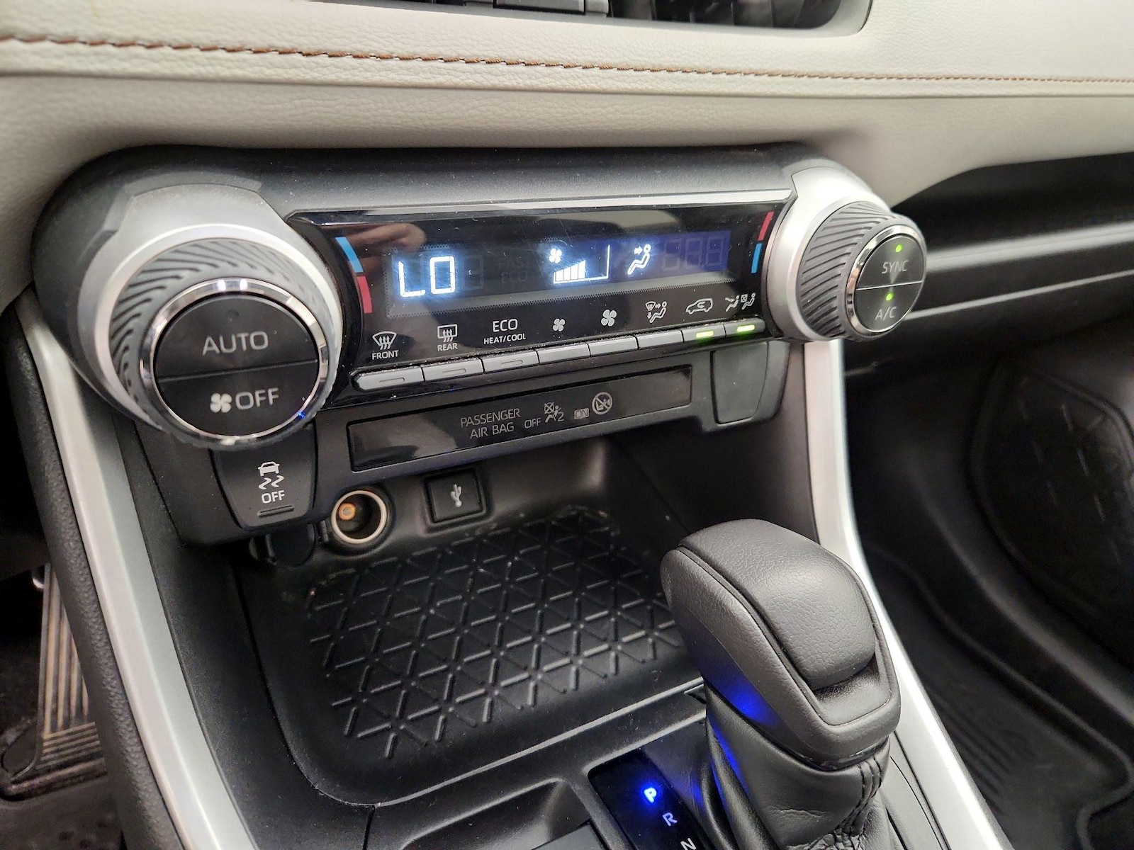 2022 Toyota RAV4 XLE - Photo 17