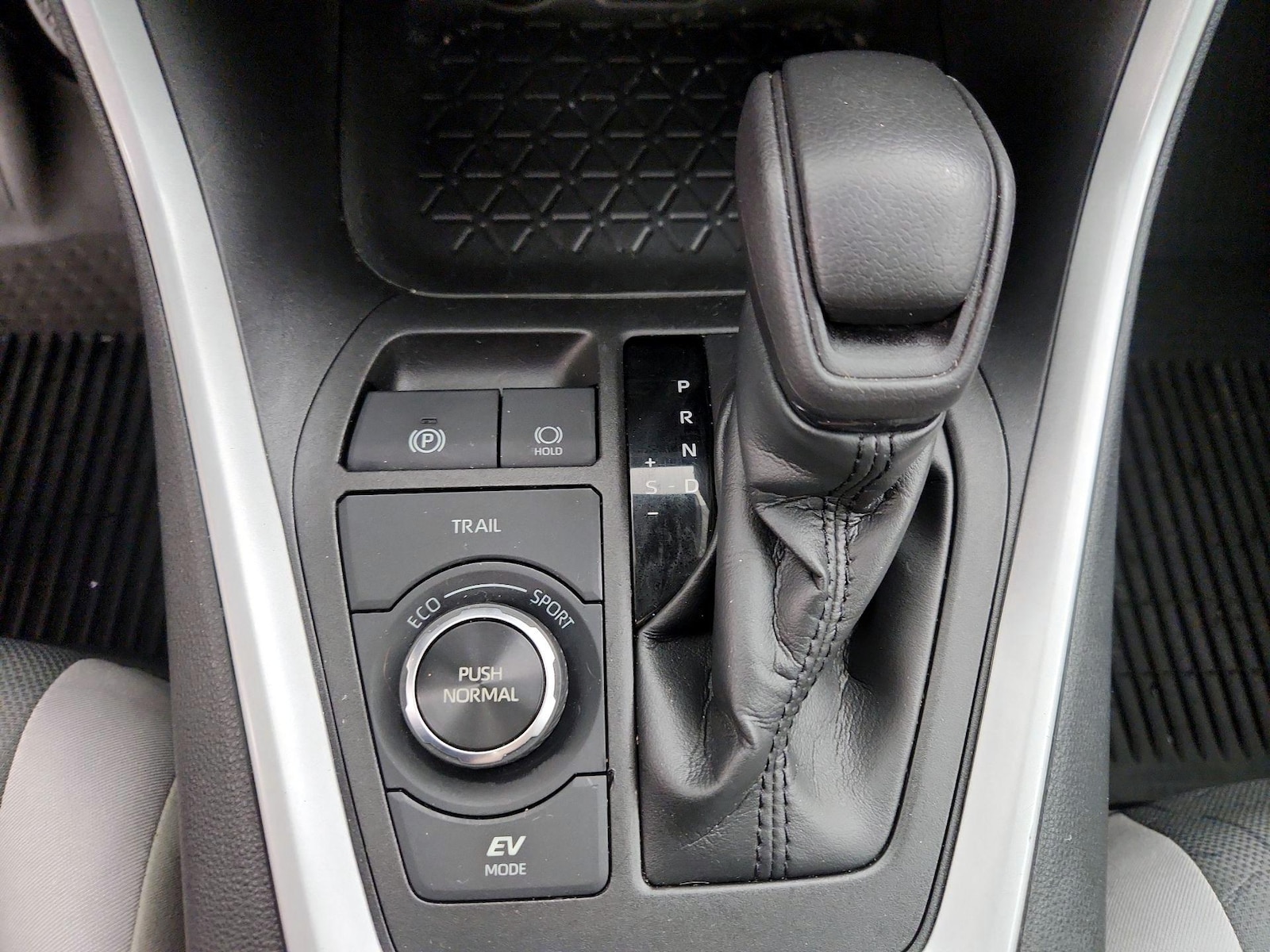 2022 Toyota RAV4 XLE - Photo 18