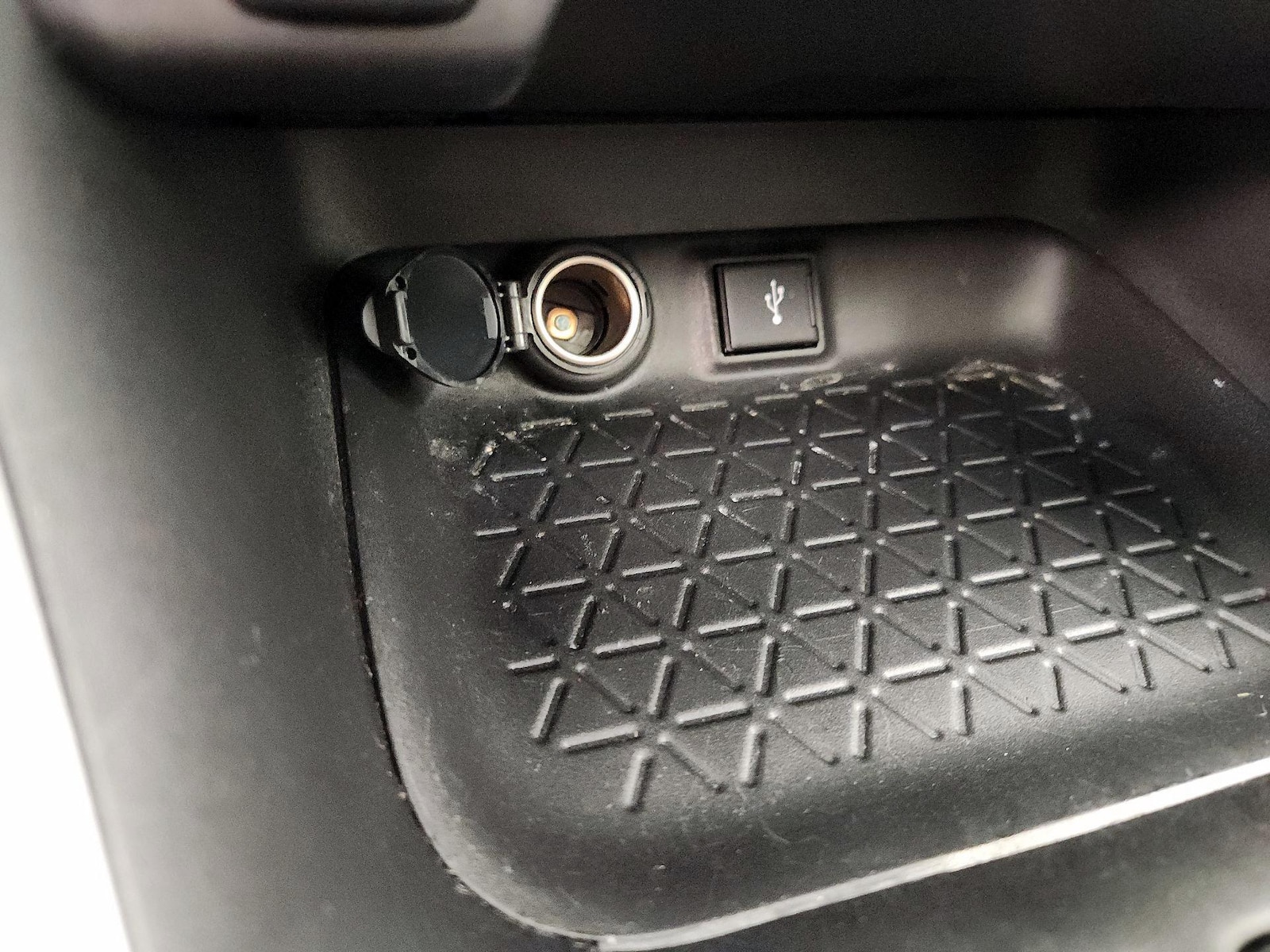 2022 Toyota RAV4 XLE - Photo 19