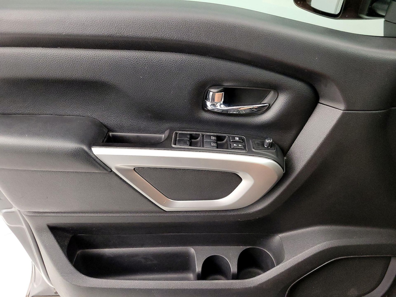 2017 Nissan Titan SV - Photo 13