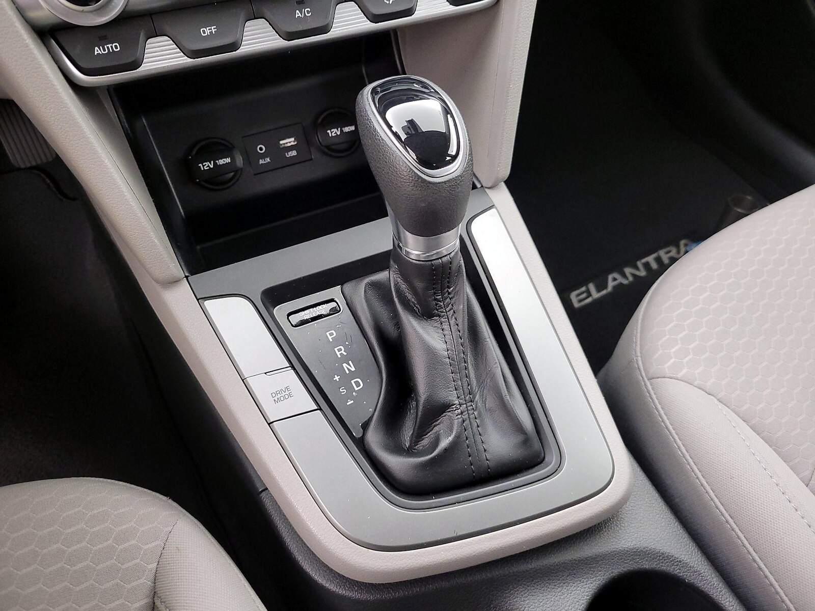2020 Hyundai Elantra SE - Photo 18