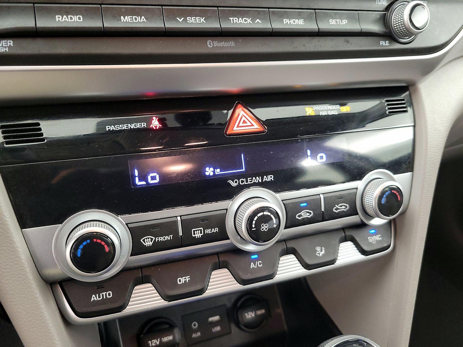 2020 Hyundai Elantra SE - Photo 17