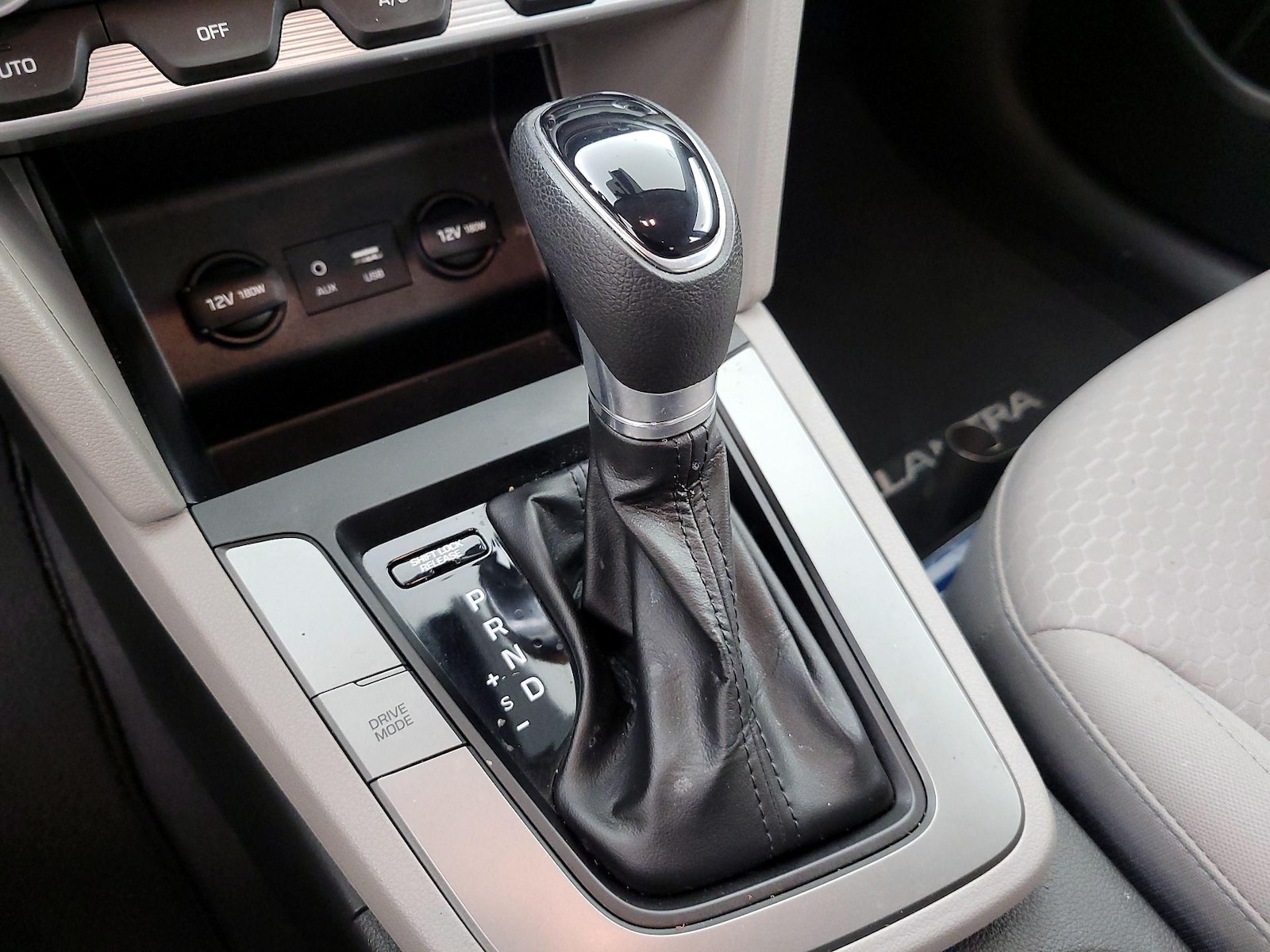 2020 Hyundai Elantra SE - Photo 18
