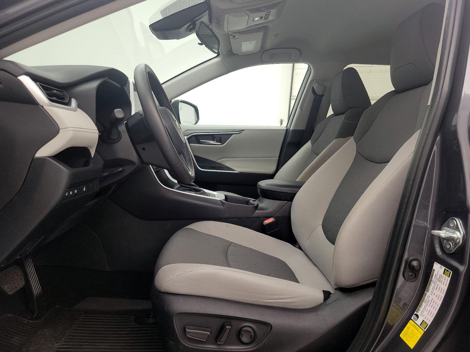 2023 Toyota RAV4 XLE - Photo 12