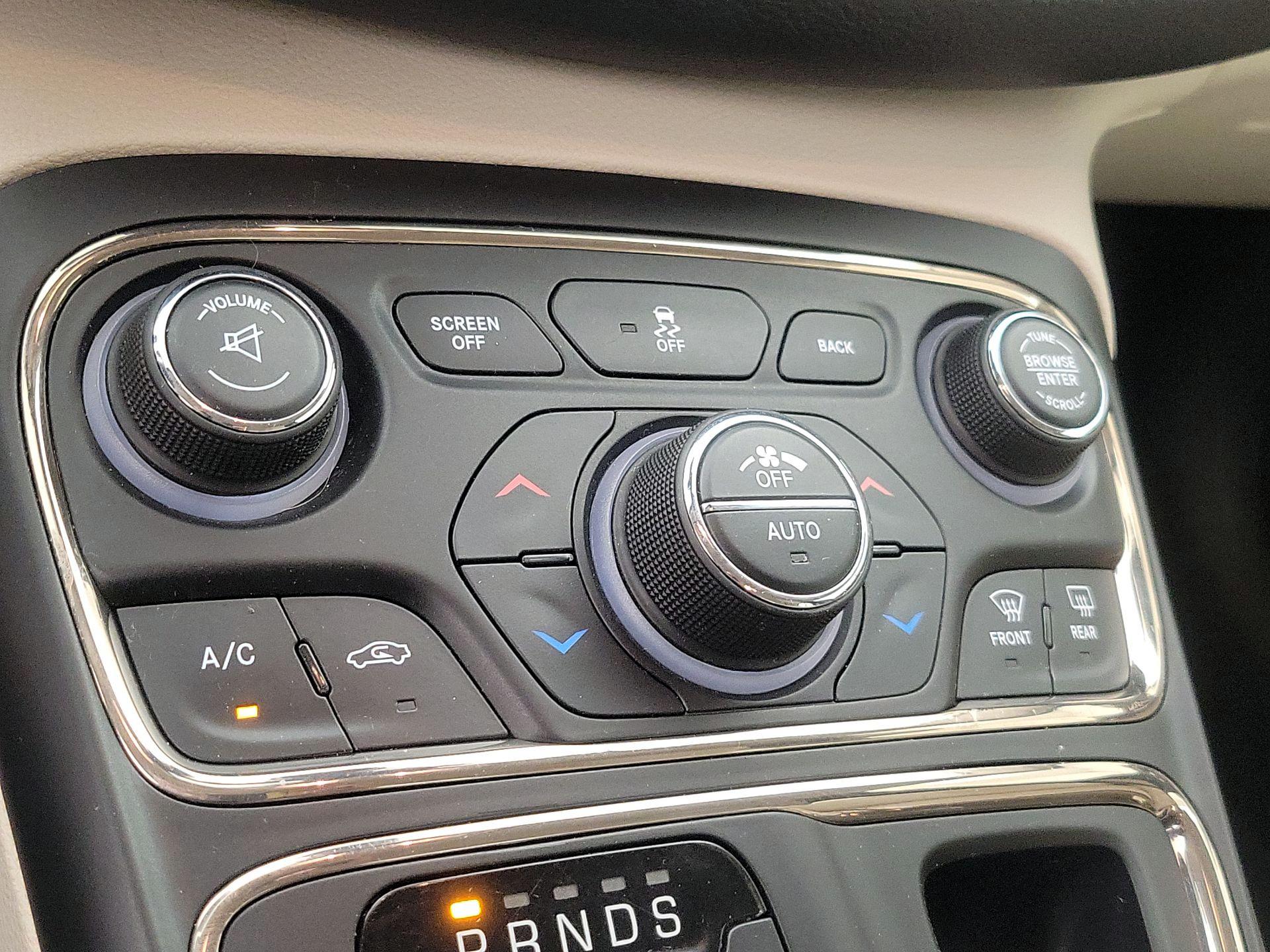 Thumbnail: 2015 Chrysler 200 - 17