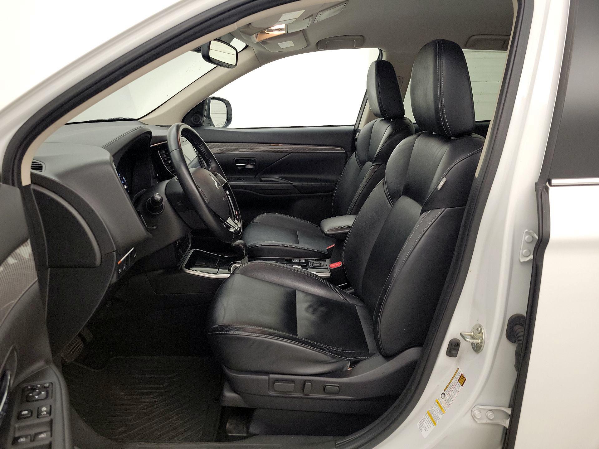 Thumbnail: 2020 Mitsubishi Outlander - 11