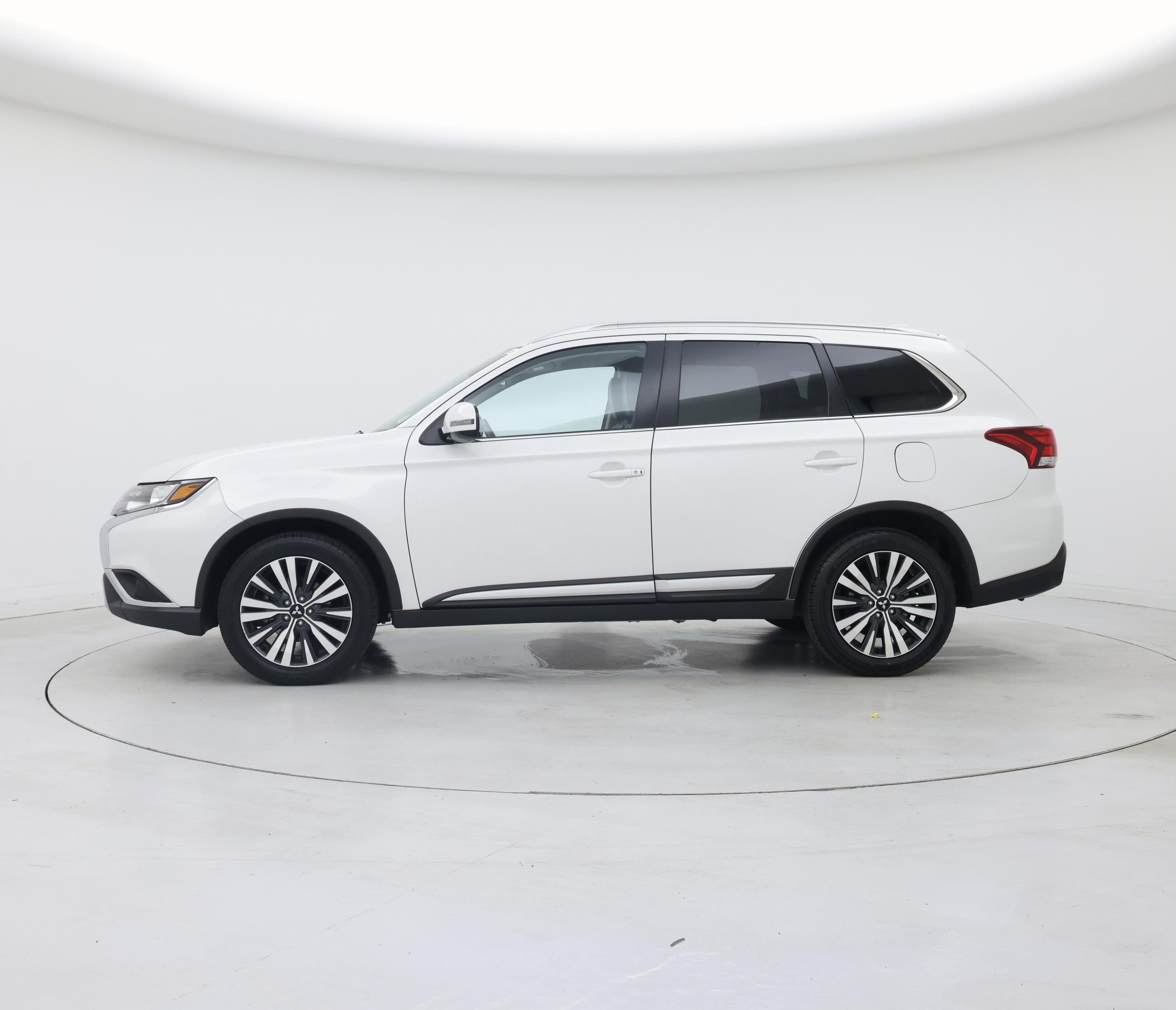 Thumbnail: 2020 Mitsubishi Outlander - 3