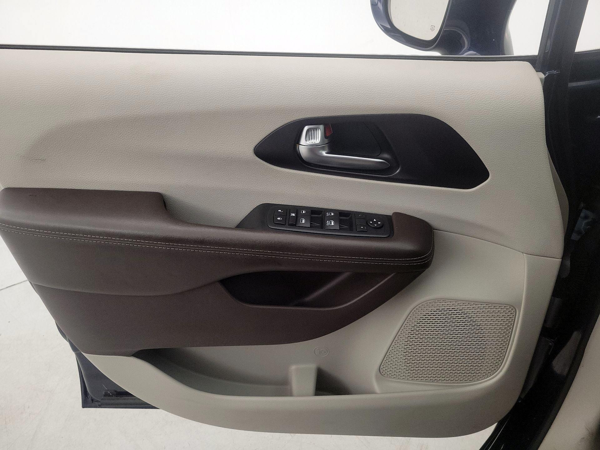 Thumbnail: 2020 Chrysler Pacifica - 12