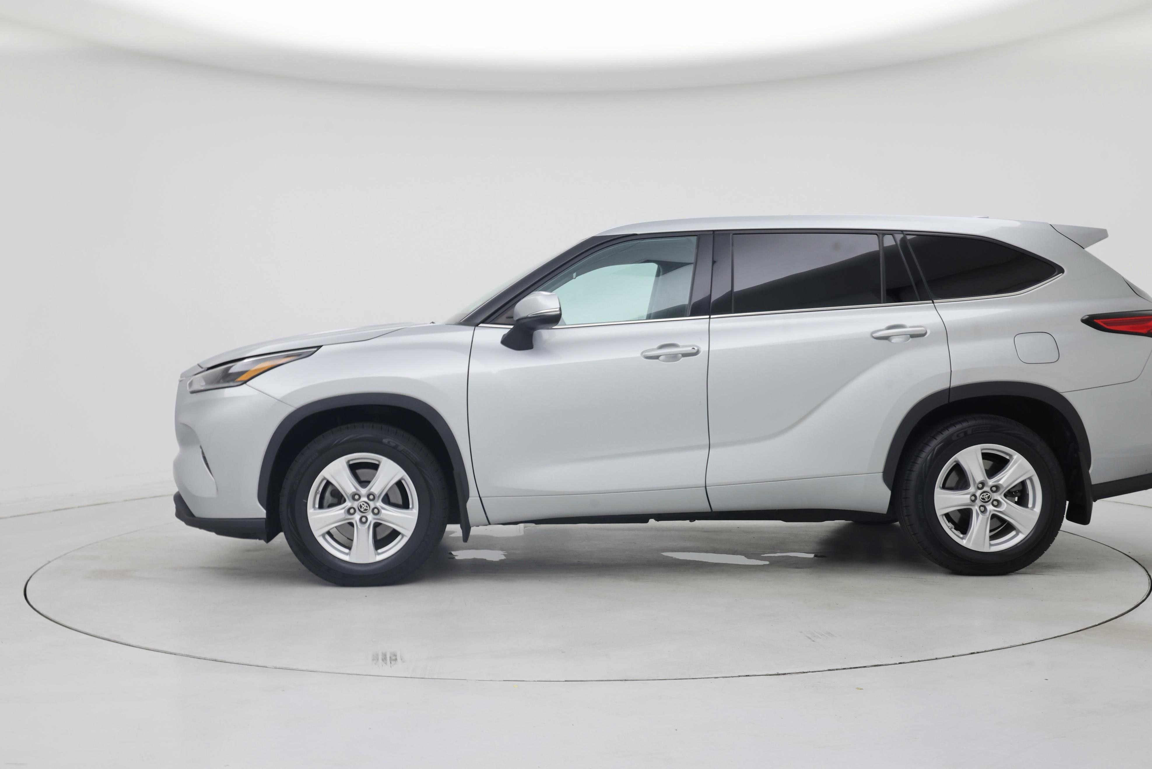 Thumbnail: 2021 Toyota Highlander - 3