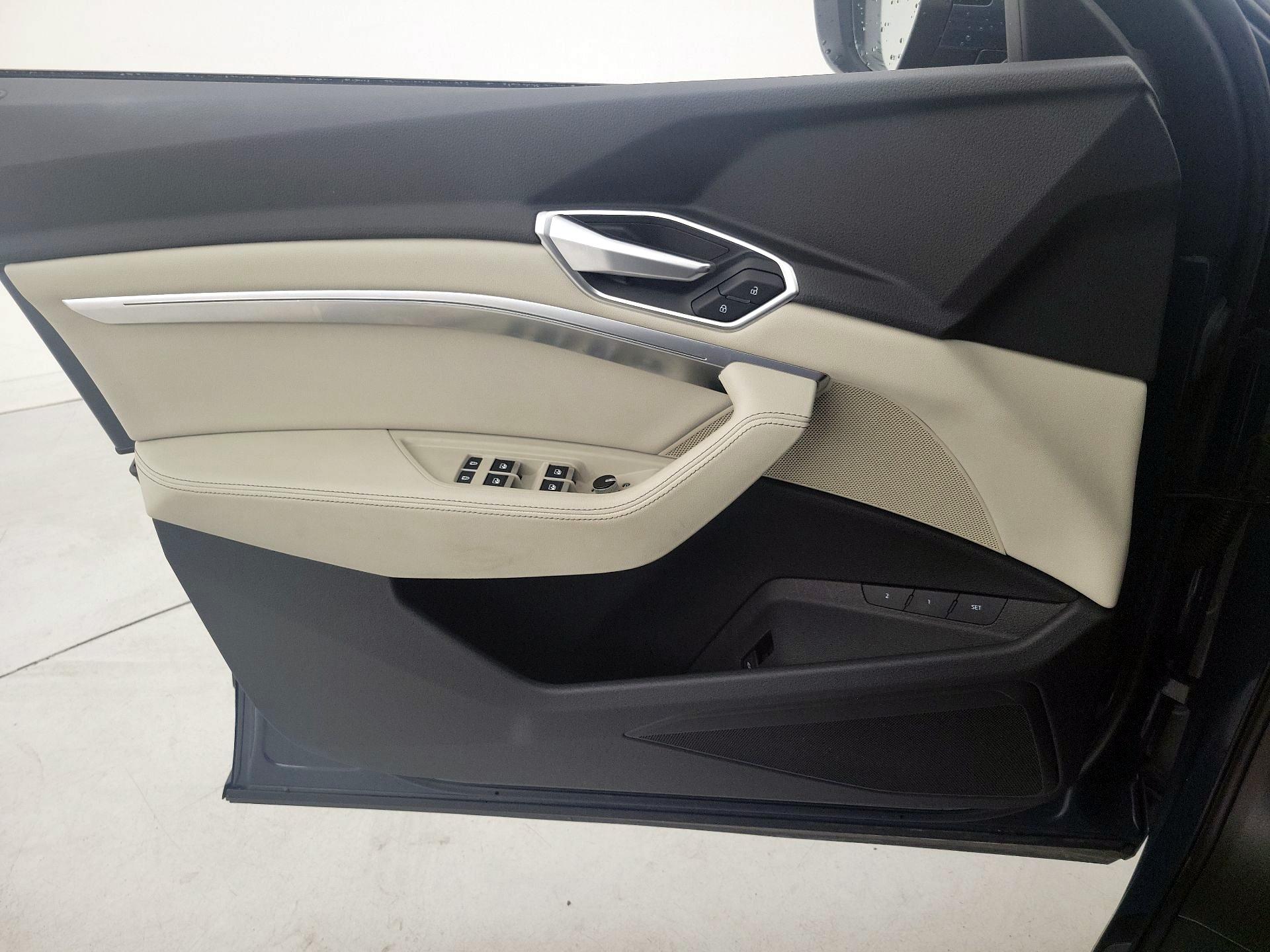Thumbnail: 2021 Audi e-tron S - 12