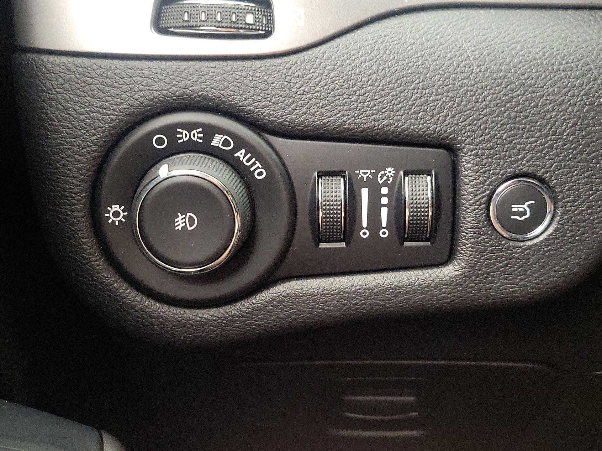 Thumbnail: 2019 Jeep Cherokee - 13