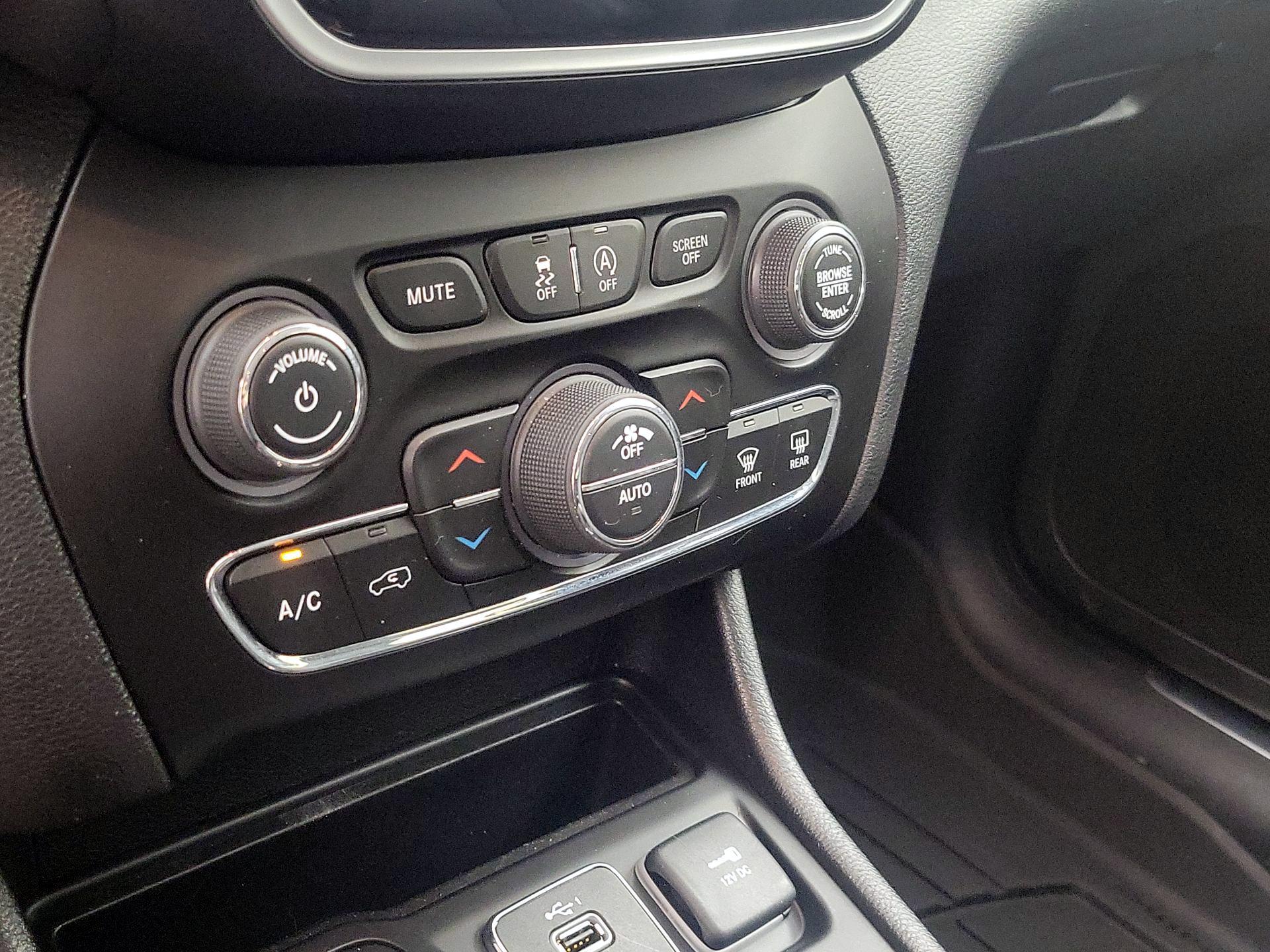 Thumbnail: 2019 Jeep Cherokee - 16