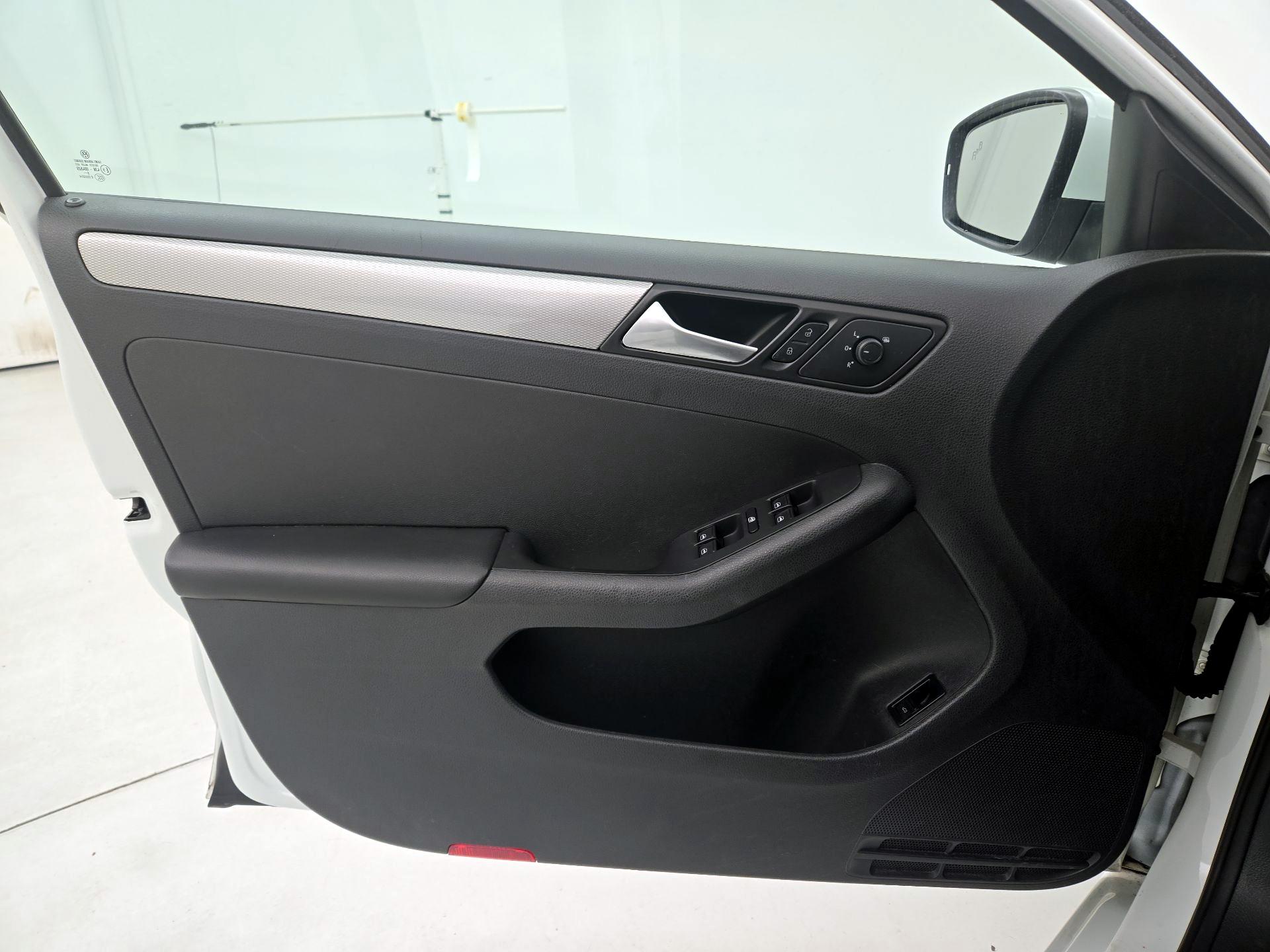 Thumbnail: 2017 Volkswagen Jetta - 12