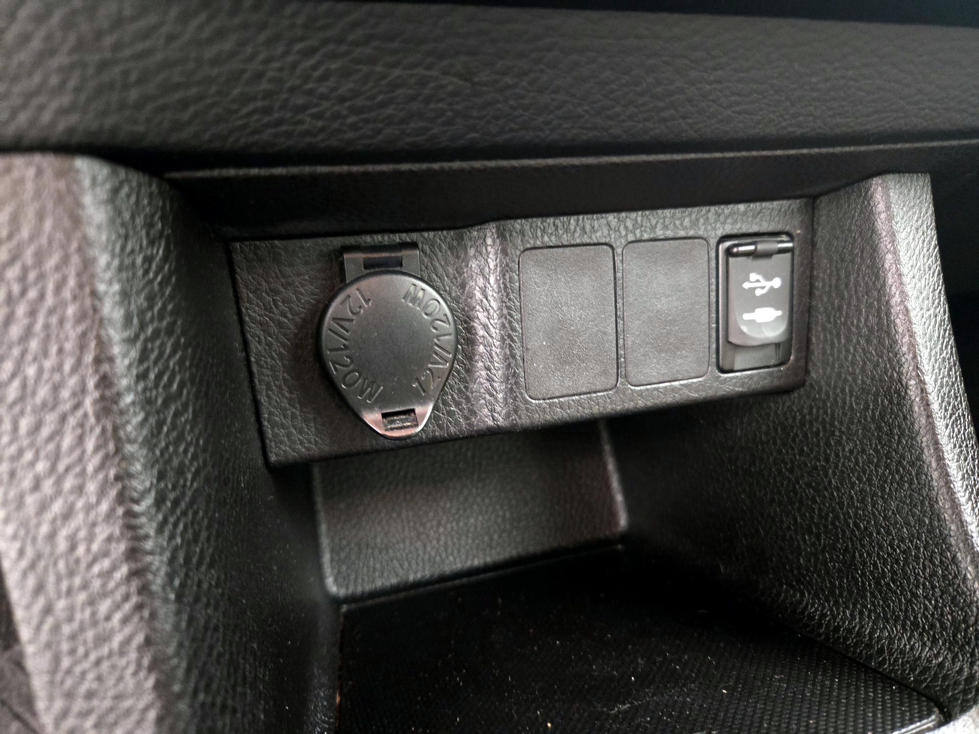 Thumbnail: 2015 Toyota Corolla - 18