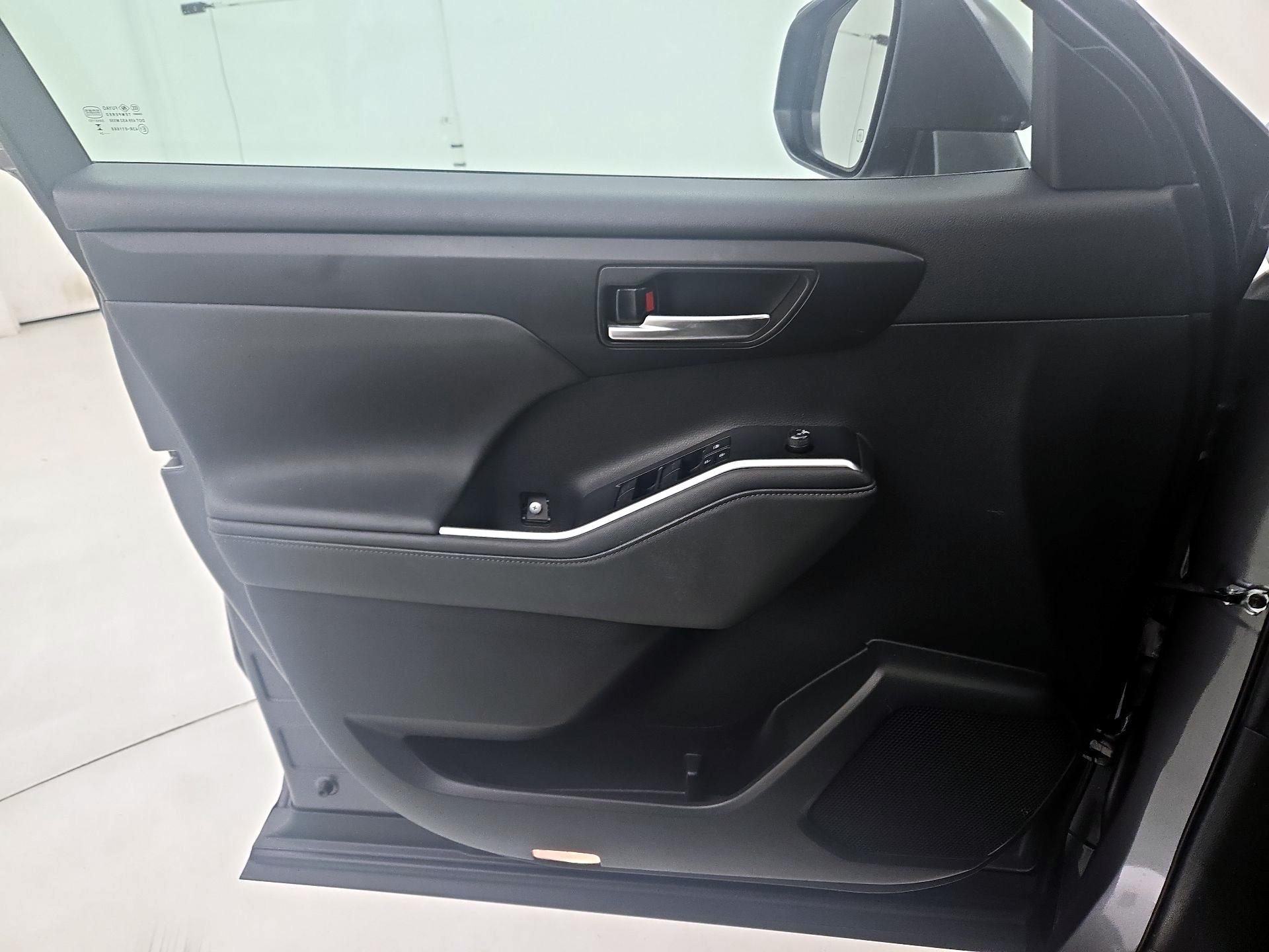 Thumbnail: 2023 Toyota Highlander - 12