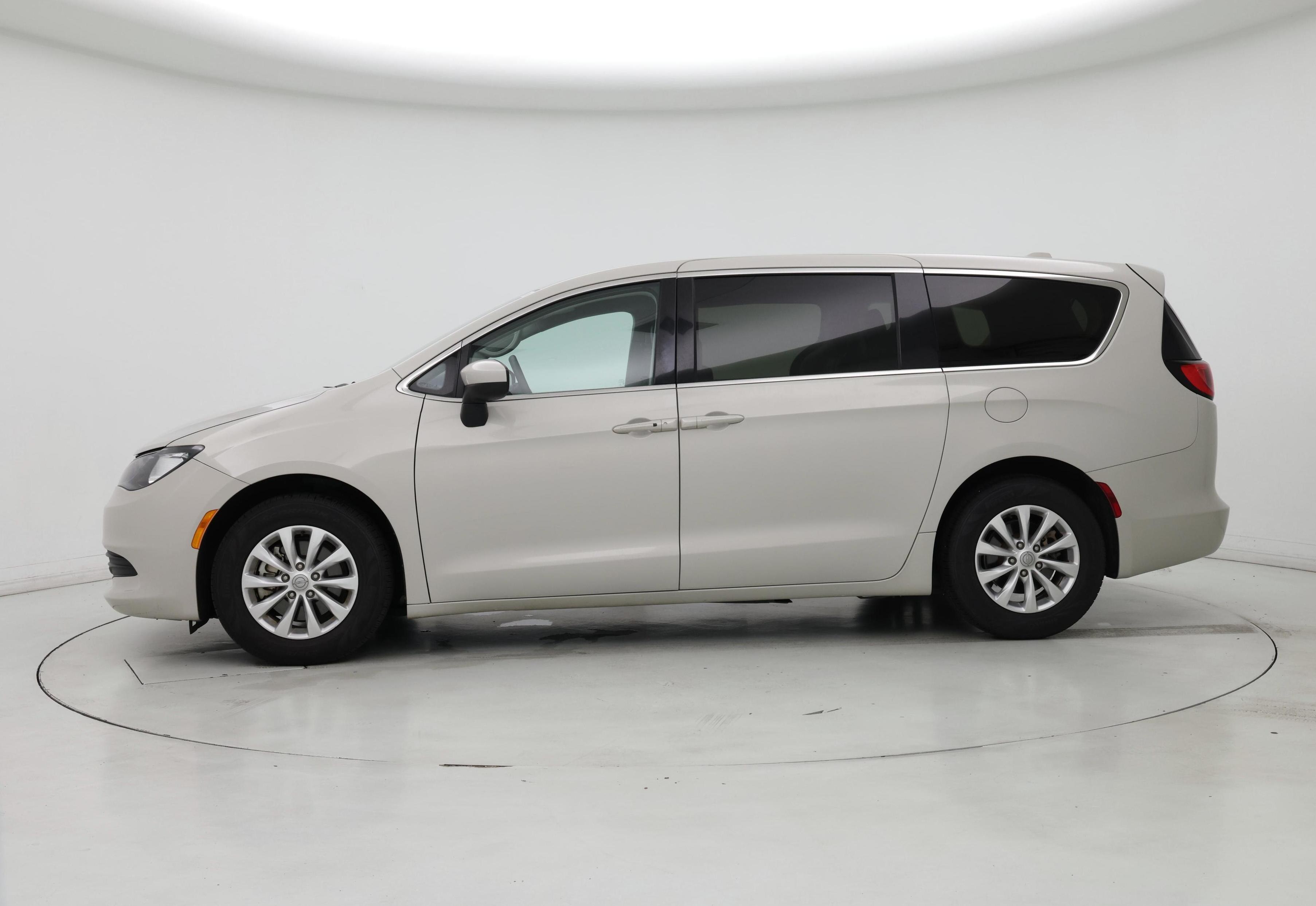 Thumbnail: 2019 Chrysler Pacifica - 3