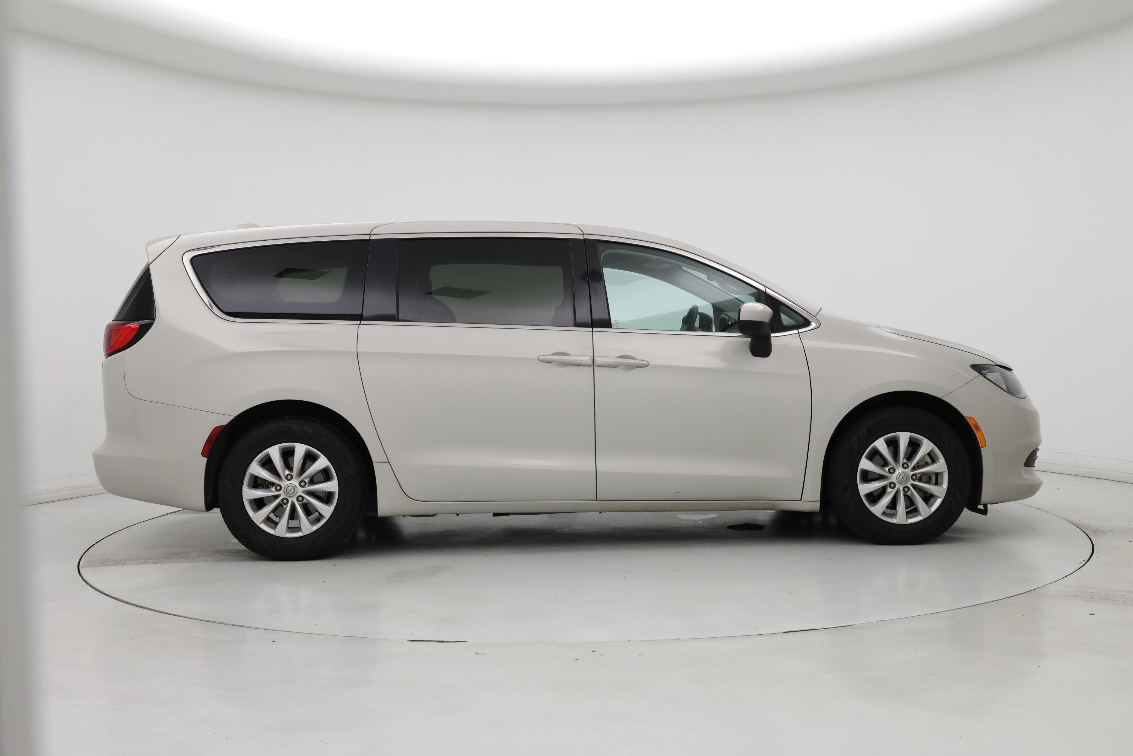 Thumbnail: 2019 Chrysler Pacifica - 7