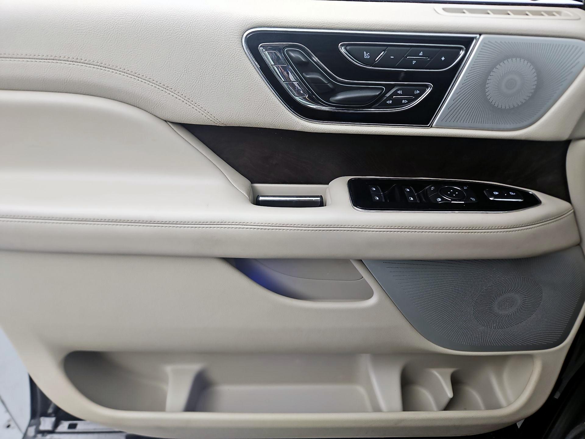 Thumbnail: 2021 Lincoln Navigator L - 12