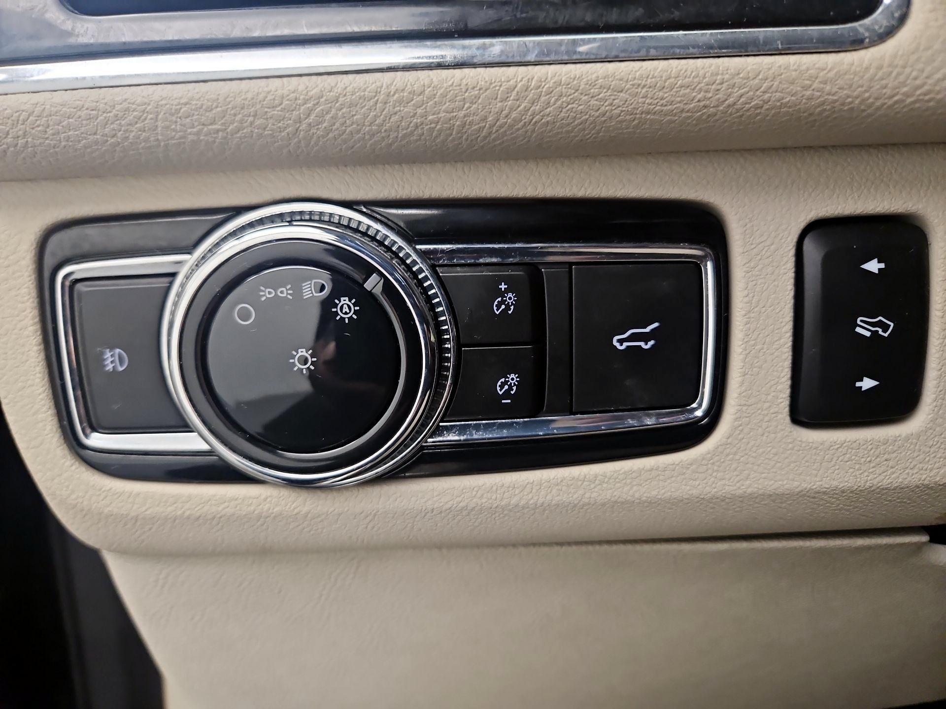 Thumbnail: 2021 Lincoln Navigator L - 13