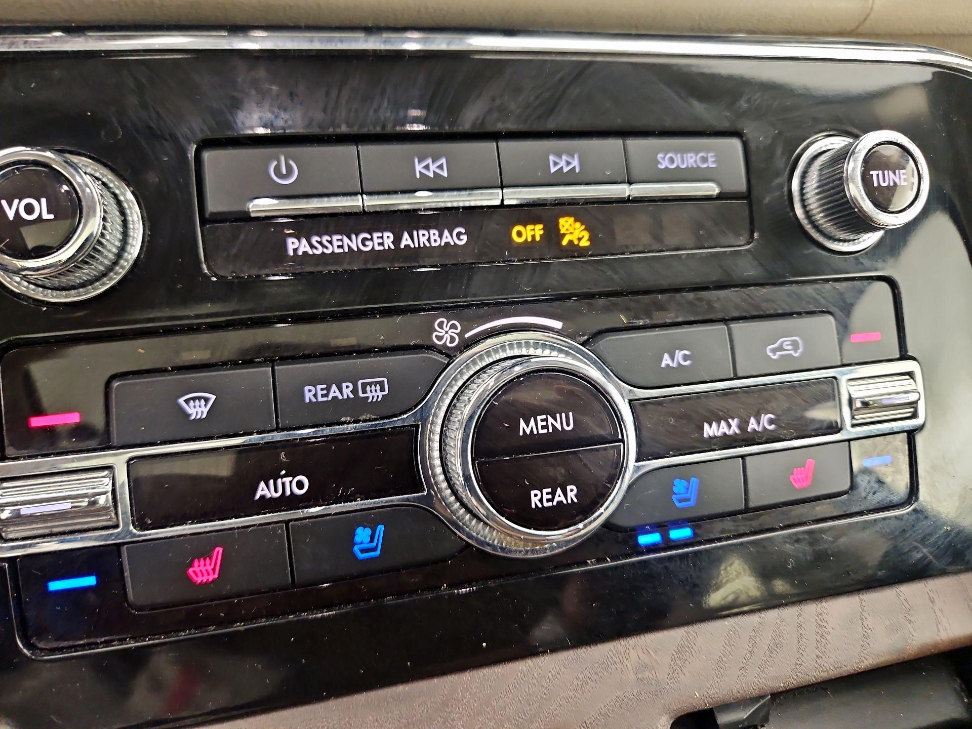 Thumbnail: 2021 Lincoln Navigator L - 16